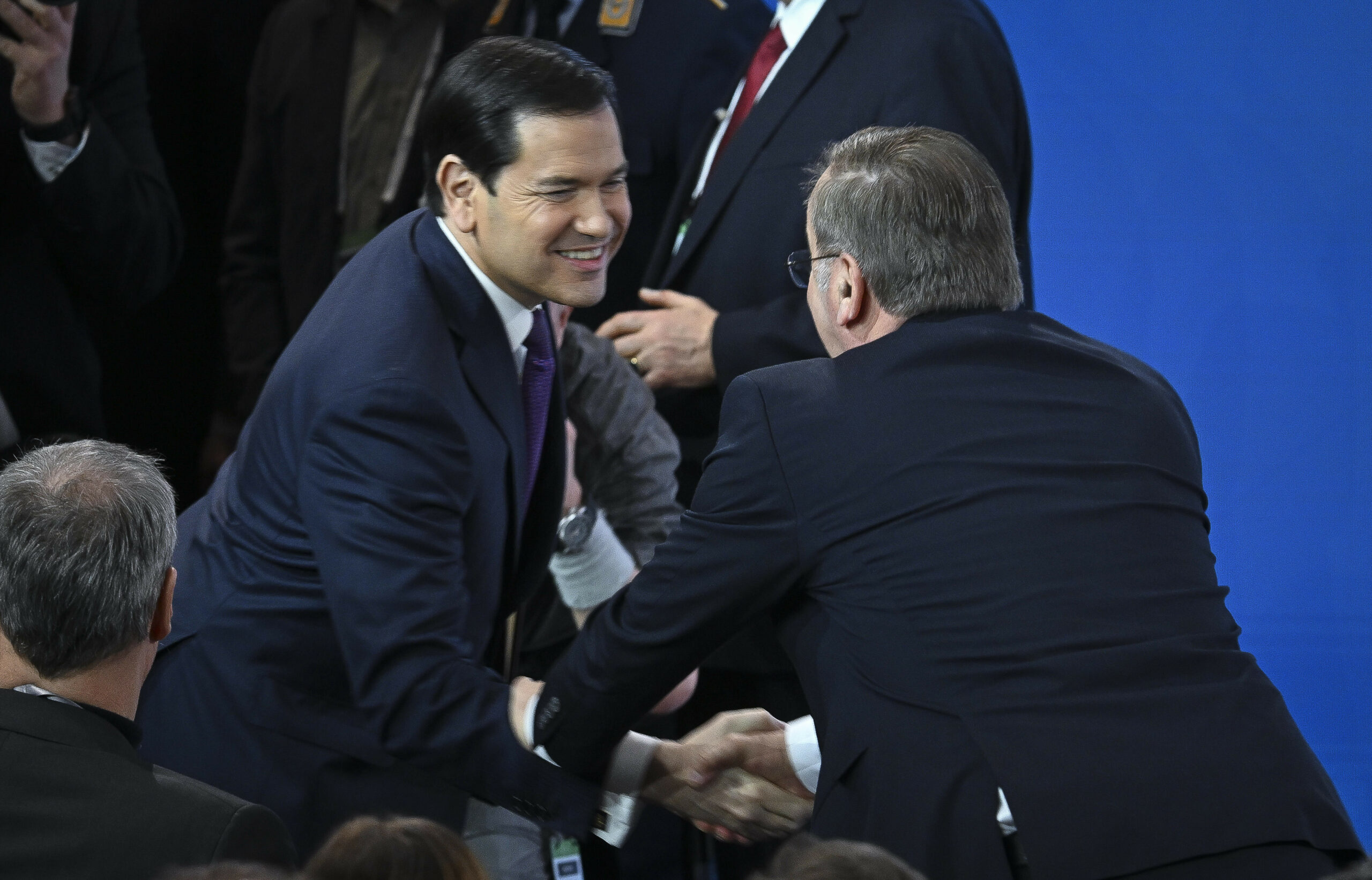 US-Außenminister Marco Rubio (l.) begrüßt Deutschlands Verteidigungsminister Boris Pistorius (SPD) auf der Münchner Sicherheitskonferenz.