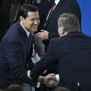 US-Außenminister Marco Rubio (l.) begrüßt Deutschlands Verteidigungsminister Boris Pistorius (SPD) auf der Münchner Sicherheitskonferenz.