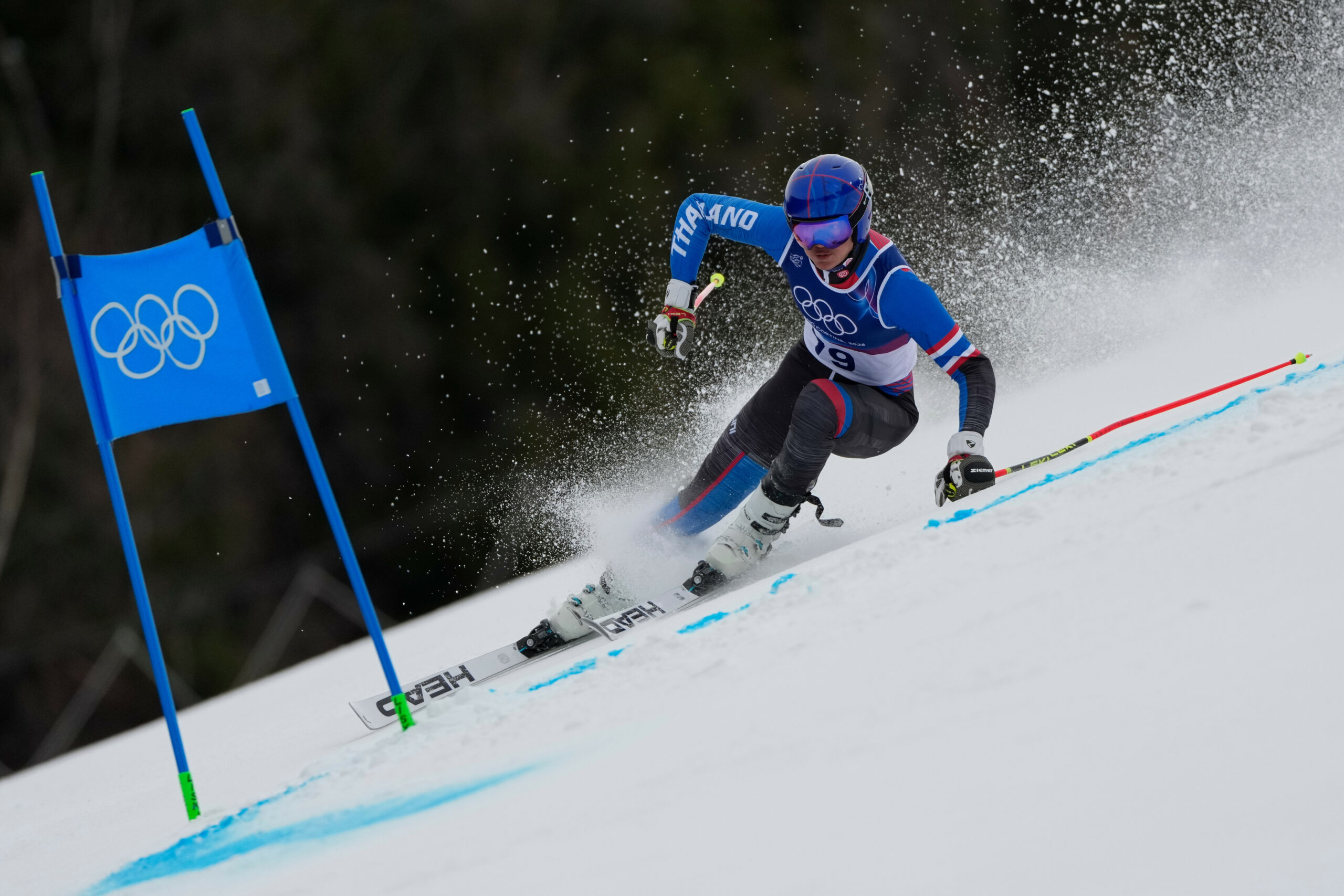 Fabio Wiest umkurvt in der Abfahrt ein Hindernis