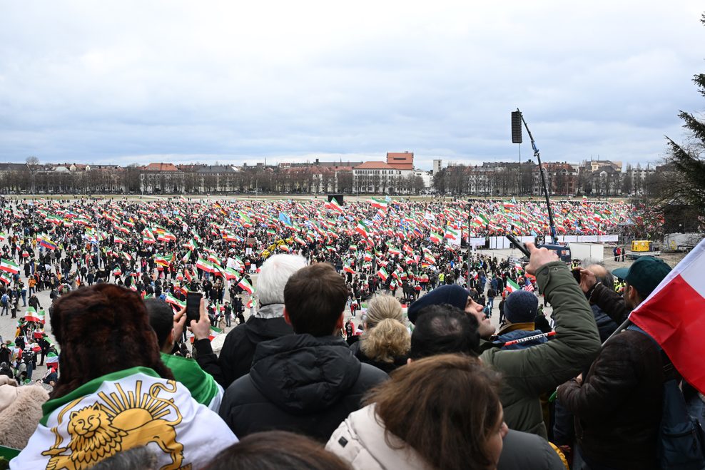 Blick auf eine Menschenmenge mit Flaggen