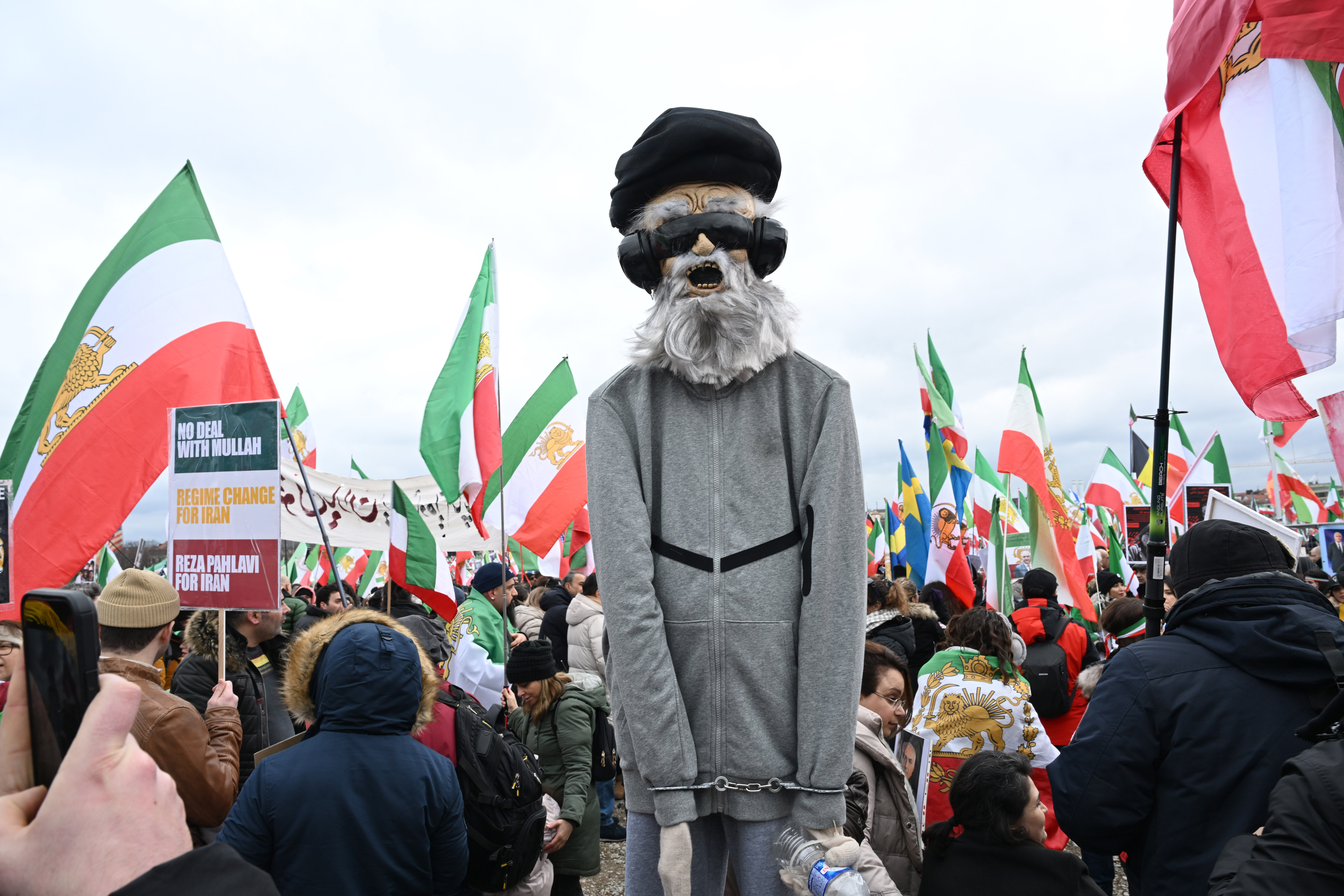 Demonstranten mit lebensgroßer Figur