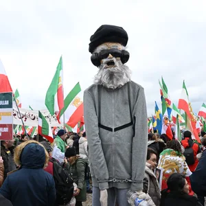 Demonstranten mit lebensgroßer Figur