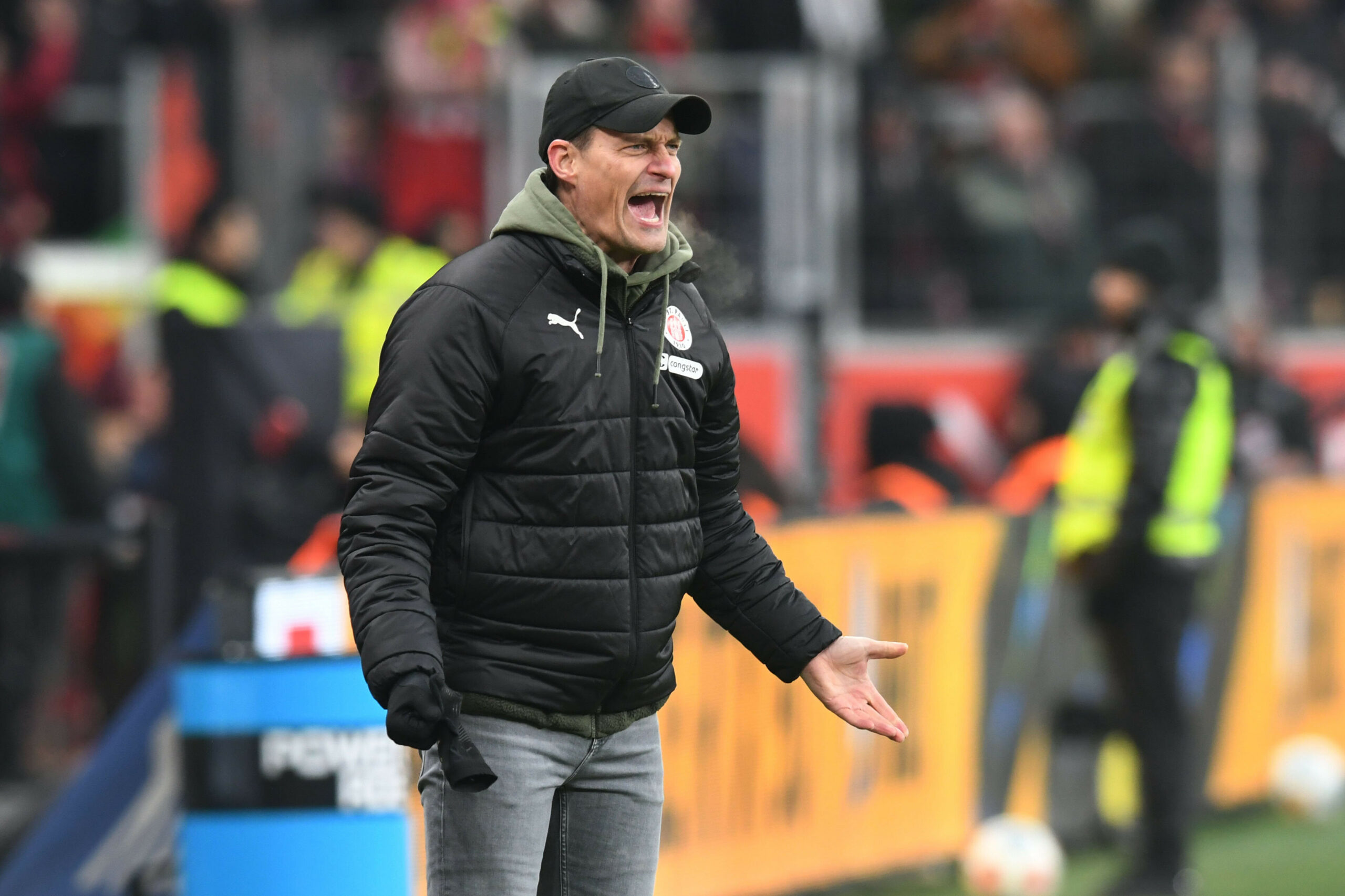 St. Pauli-Trainer Alexander Blessin in Leverkusen