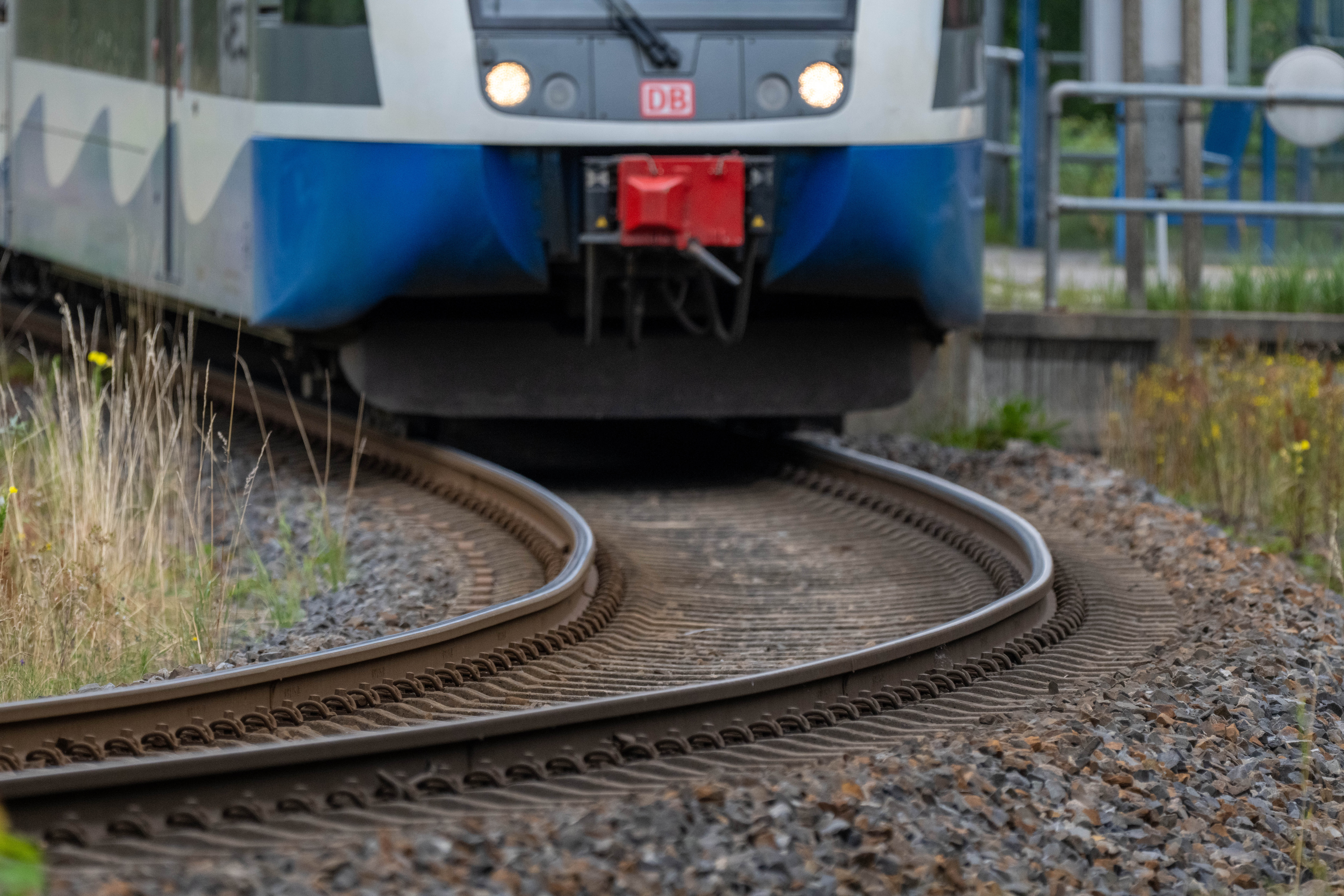 Ein Zug der Usedomer Bäderbahn (UBB) fährt zur Peene-Brücke von Wolgast.