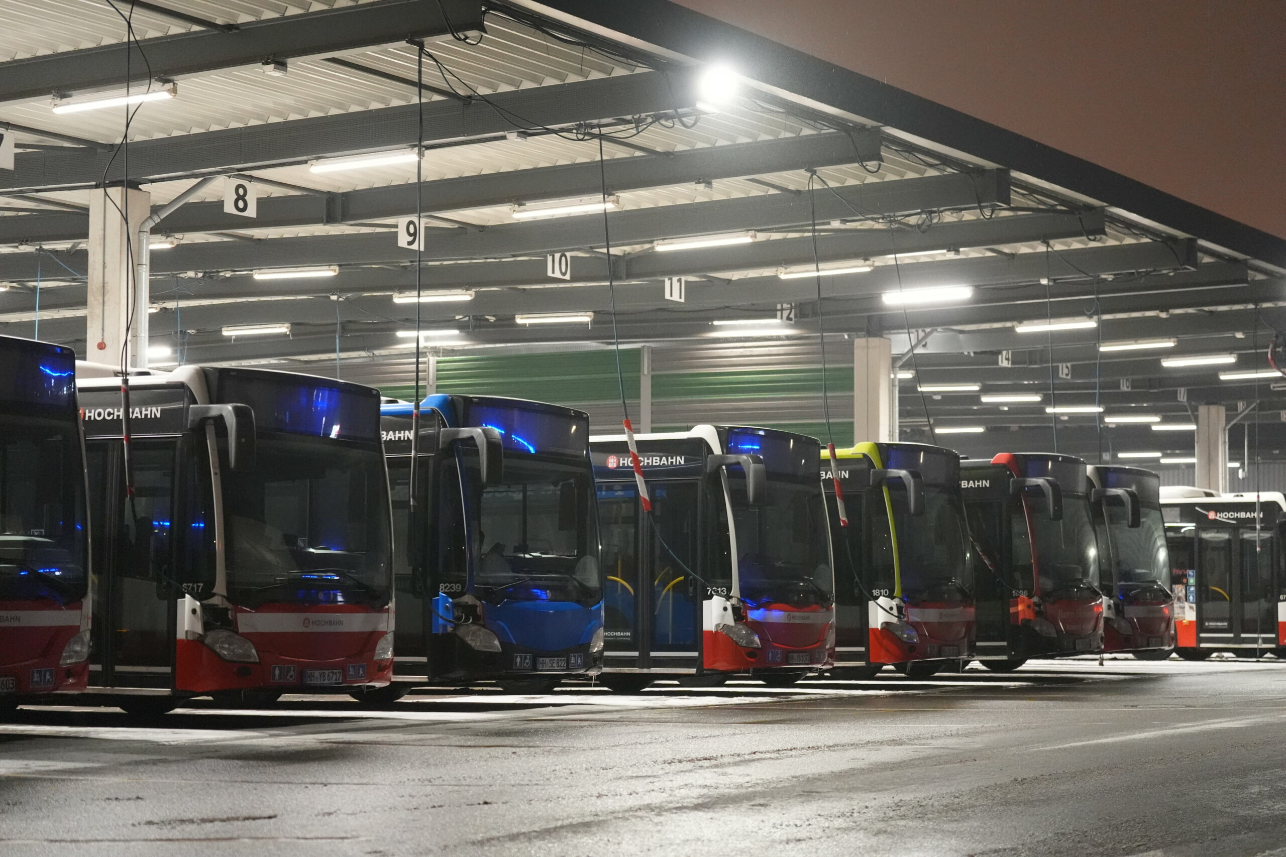 Linienbusse der Hochbahn AG stehen auf dem Busbetriebshof Langenfelde.
