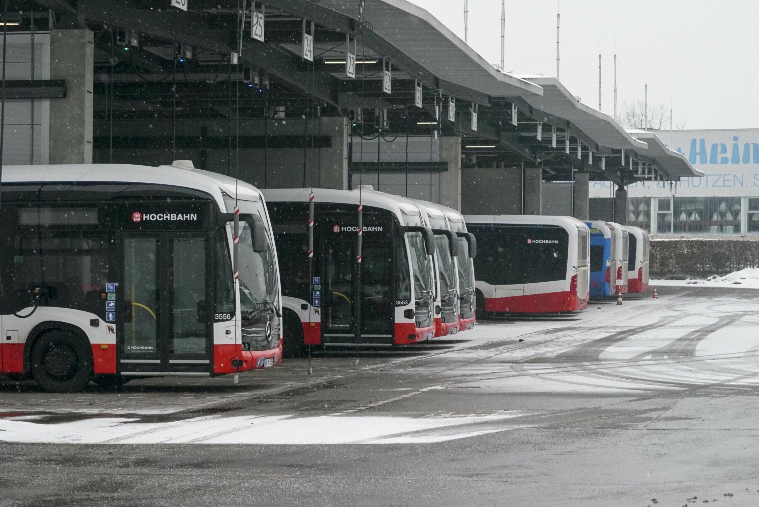 Weil Bus- und U-Bahnfahrer streiken, müssen sich Pendler am Mittwoch auf starke Einschränkungen einstellen. (Archivbild)
