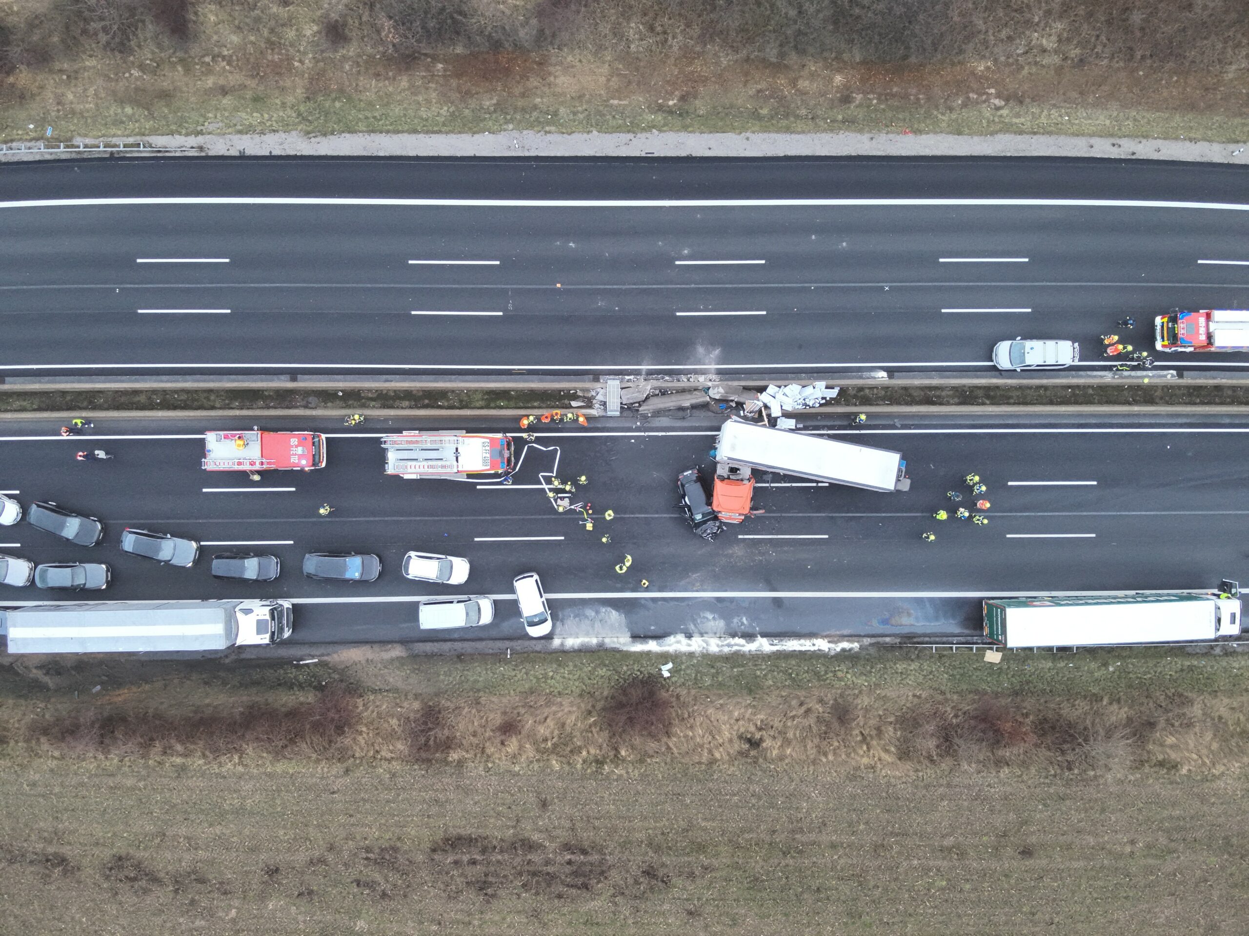 Die von der Polizeiinspektion Hildesheim zur Verfügung gestellte Aufnahme zeigt den Unfall auf der A7.