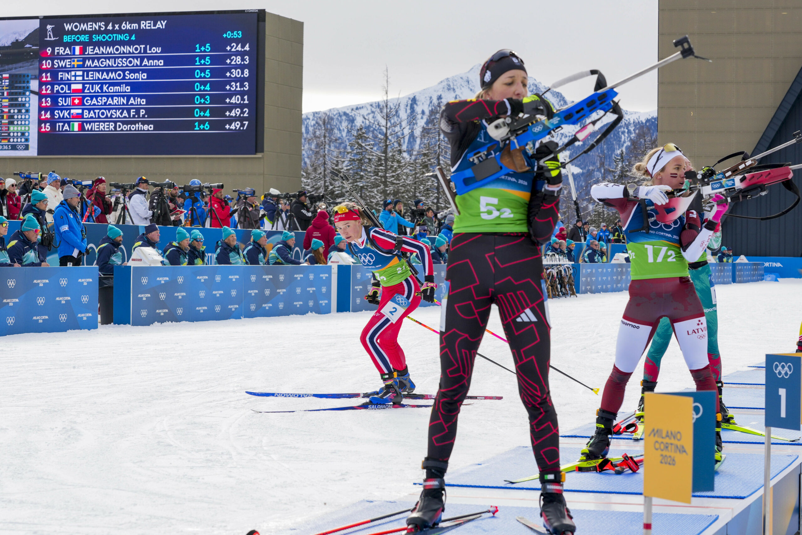 Franziska Preuß beim Stehendschießen in der Staffel