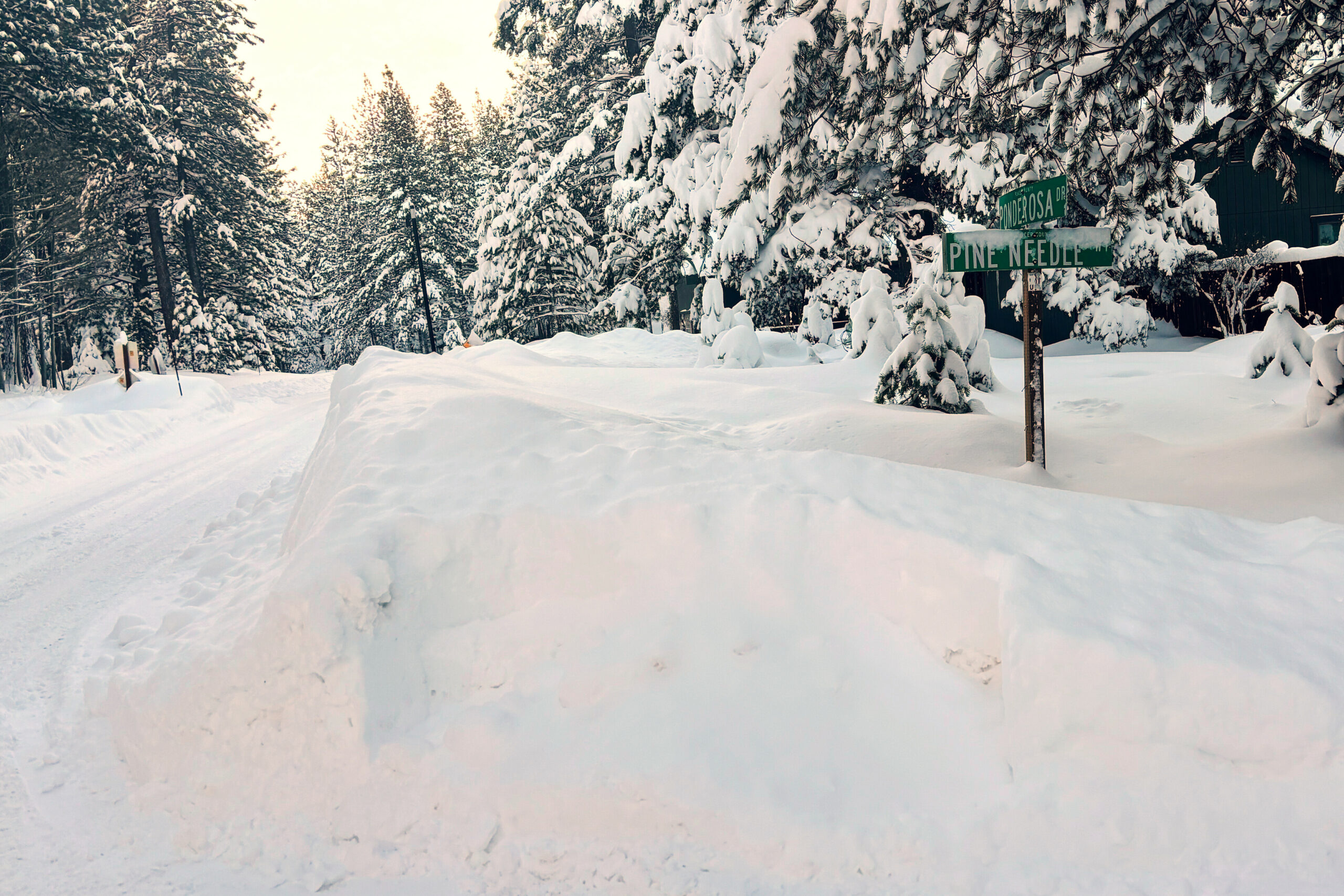 Schnee türmt sich entlang einer Straße in Truckee.