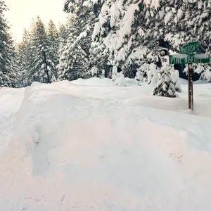 Schnee türmt sich entlang einer Straße in Truckee.