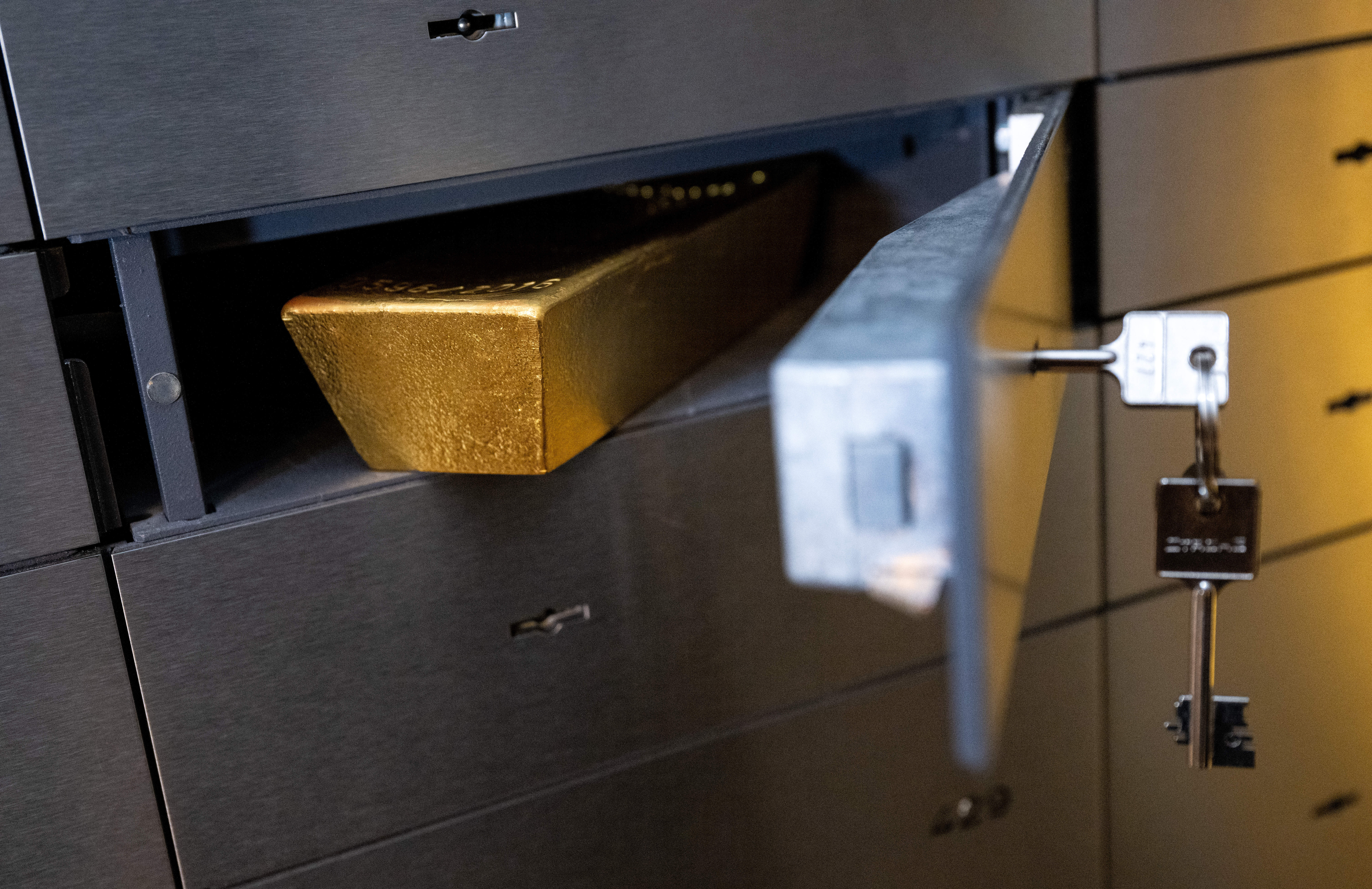 Goldbarren in einem Schließfach
