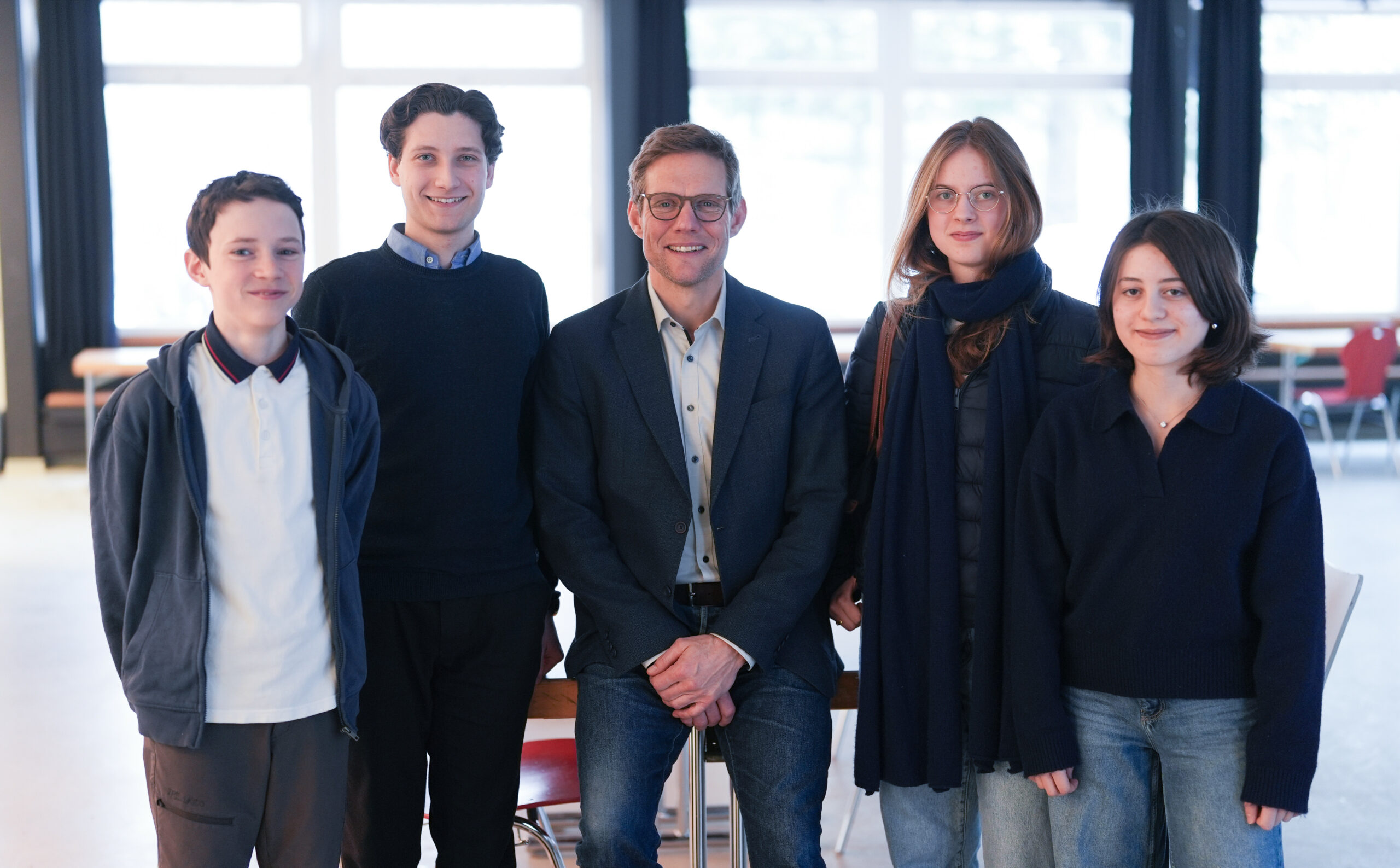 Schulleiter Frank Scherler (M) mit Schülern und Schülervertretern im Goethe-Gymnasium Lurup.