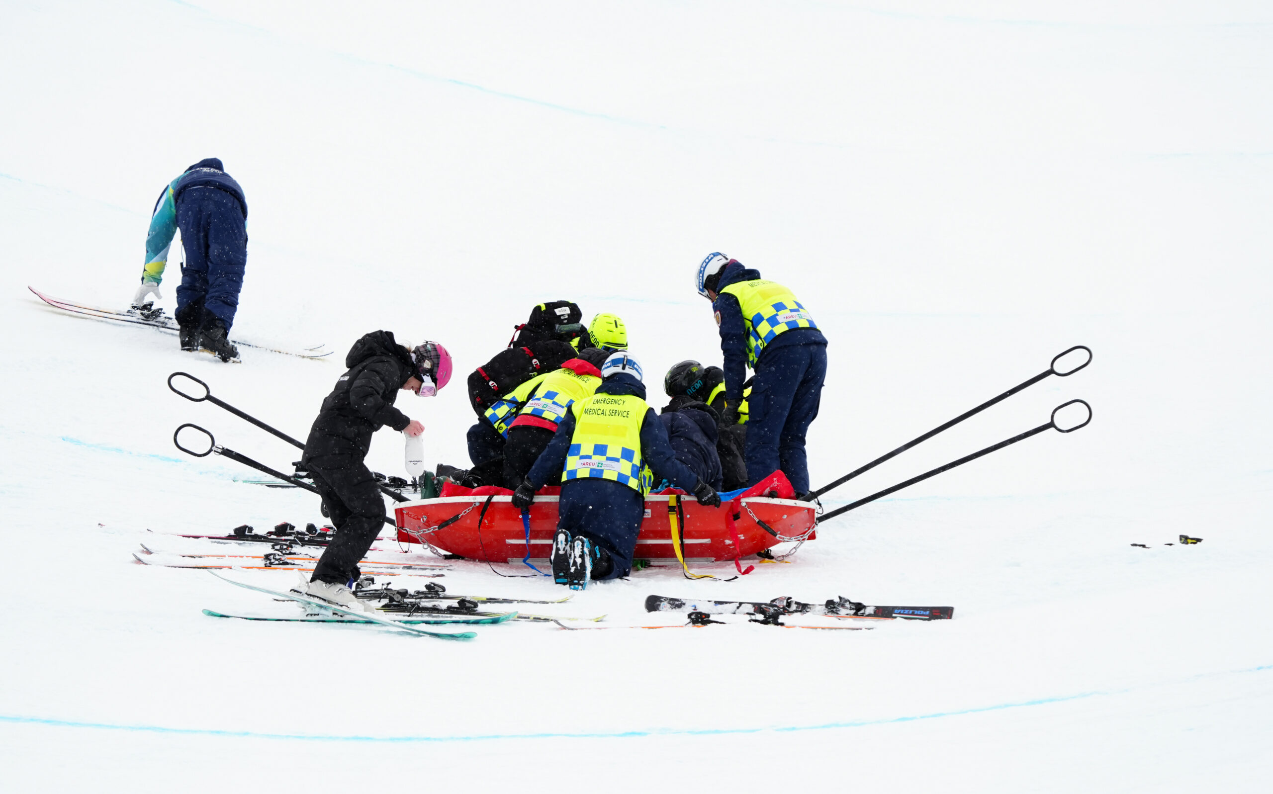 Finley Melville wird in der Halfpipe behandelt