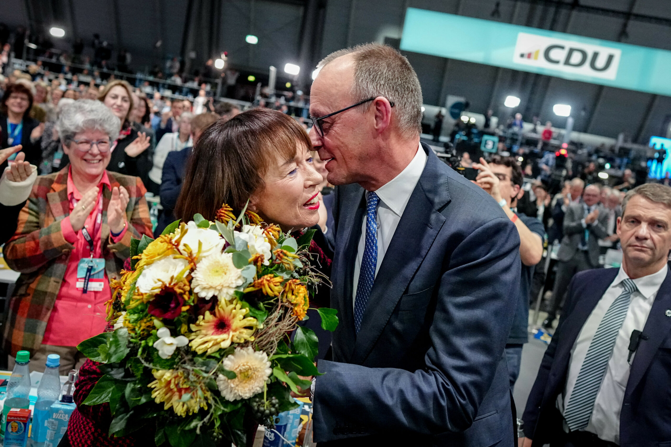 Bundeskanzler und seine Frau mit Blumenstrauß