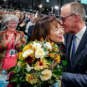 Bundeskanzler und seine Frau mit Blumenstrauß