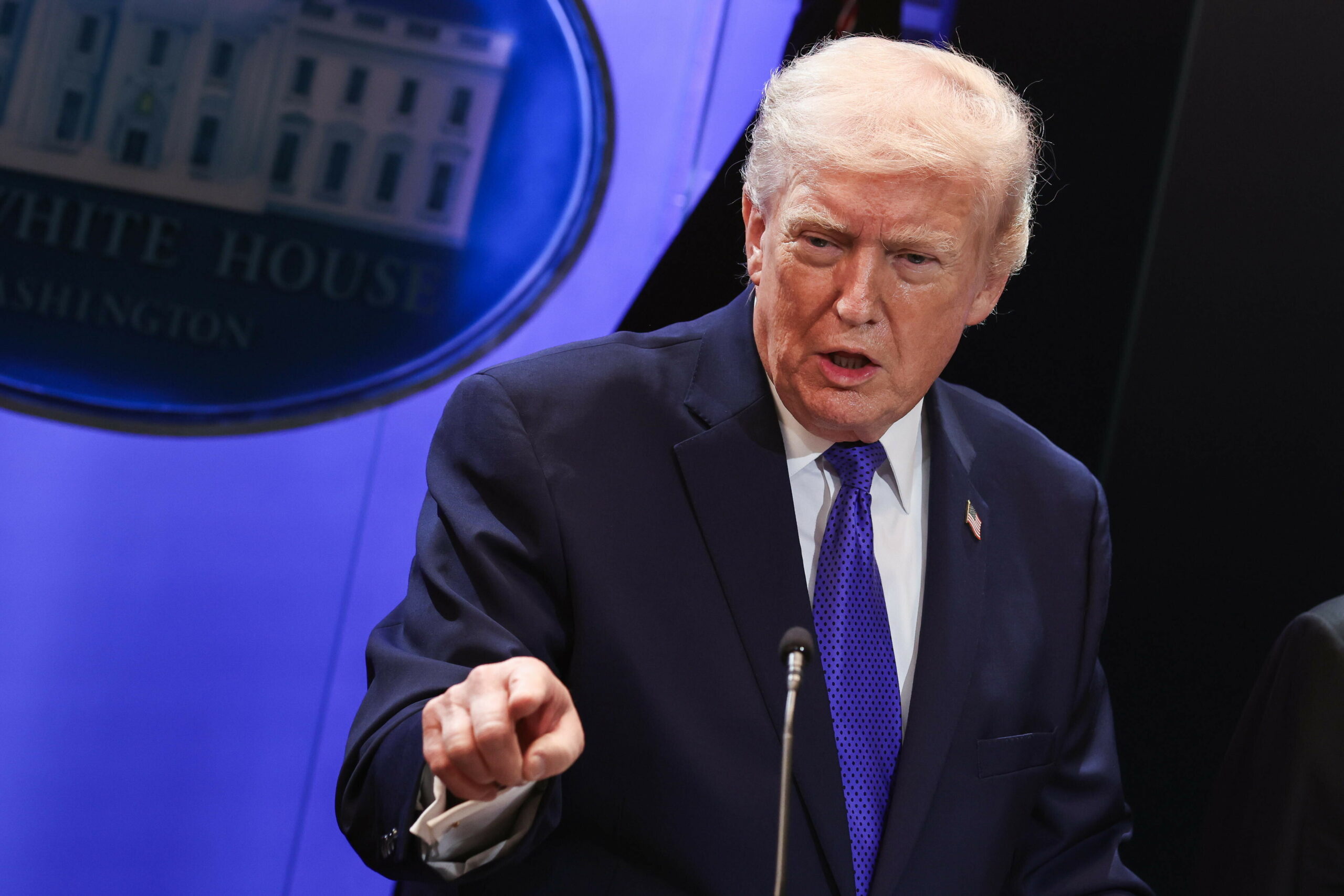 Donald Trump mit ausgestrecktem Zeigefinger