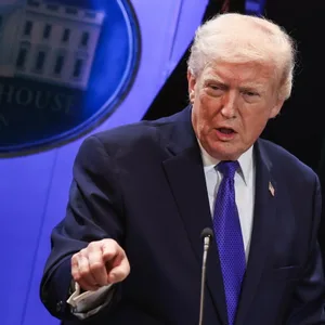 Donald Trump mit ausgestrecktem Zeigefinger