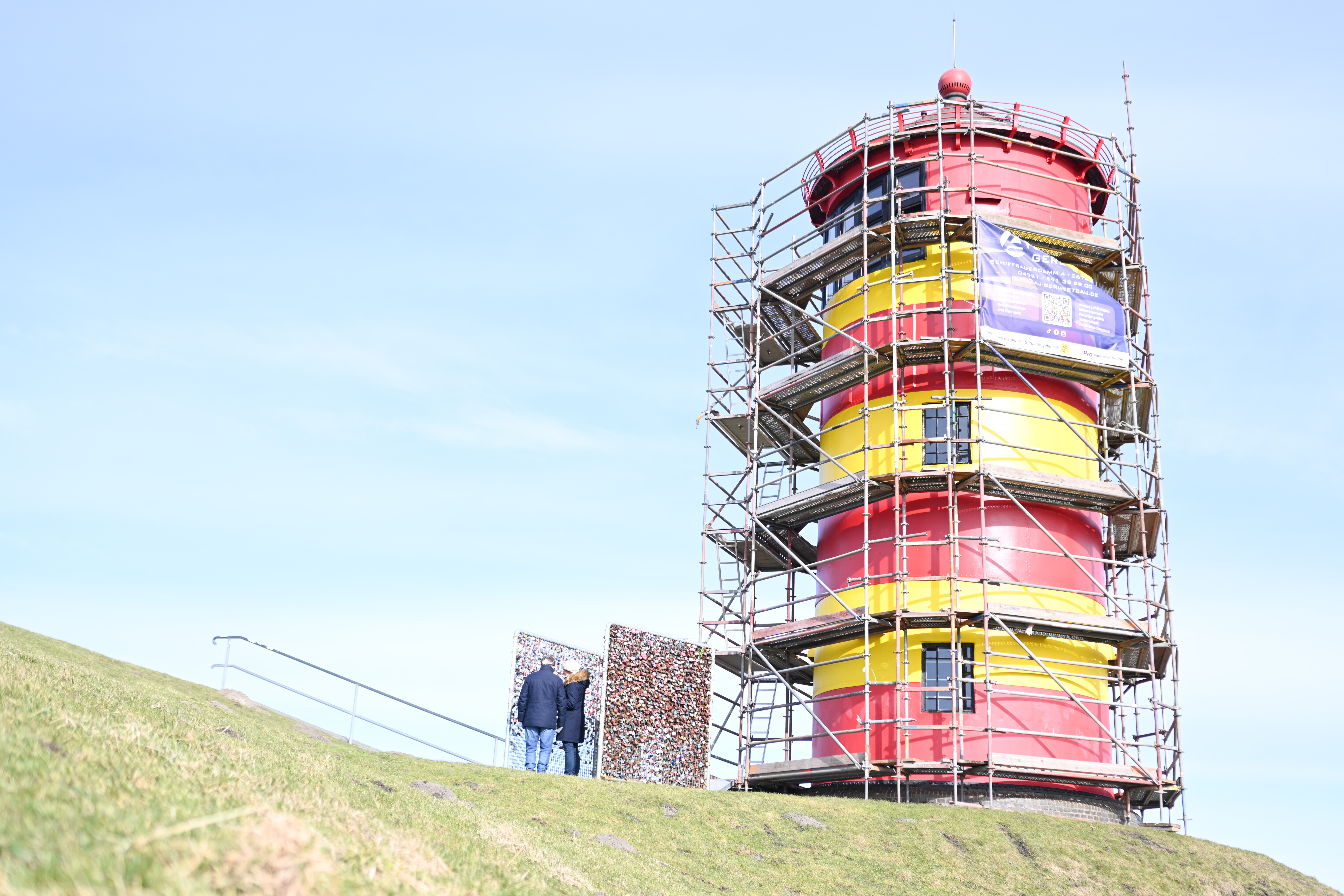 Der Pilsumer Leuchtturm hat Anfang 2026 einen Neuanstrich bekommen.