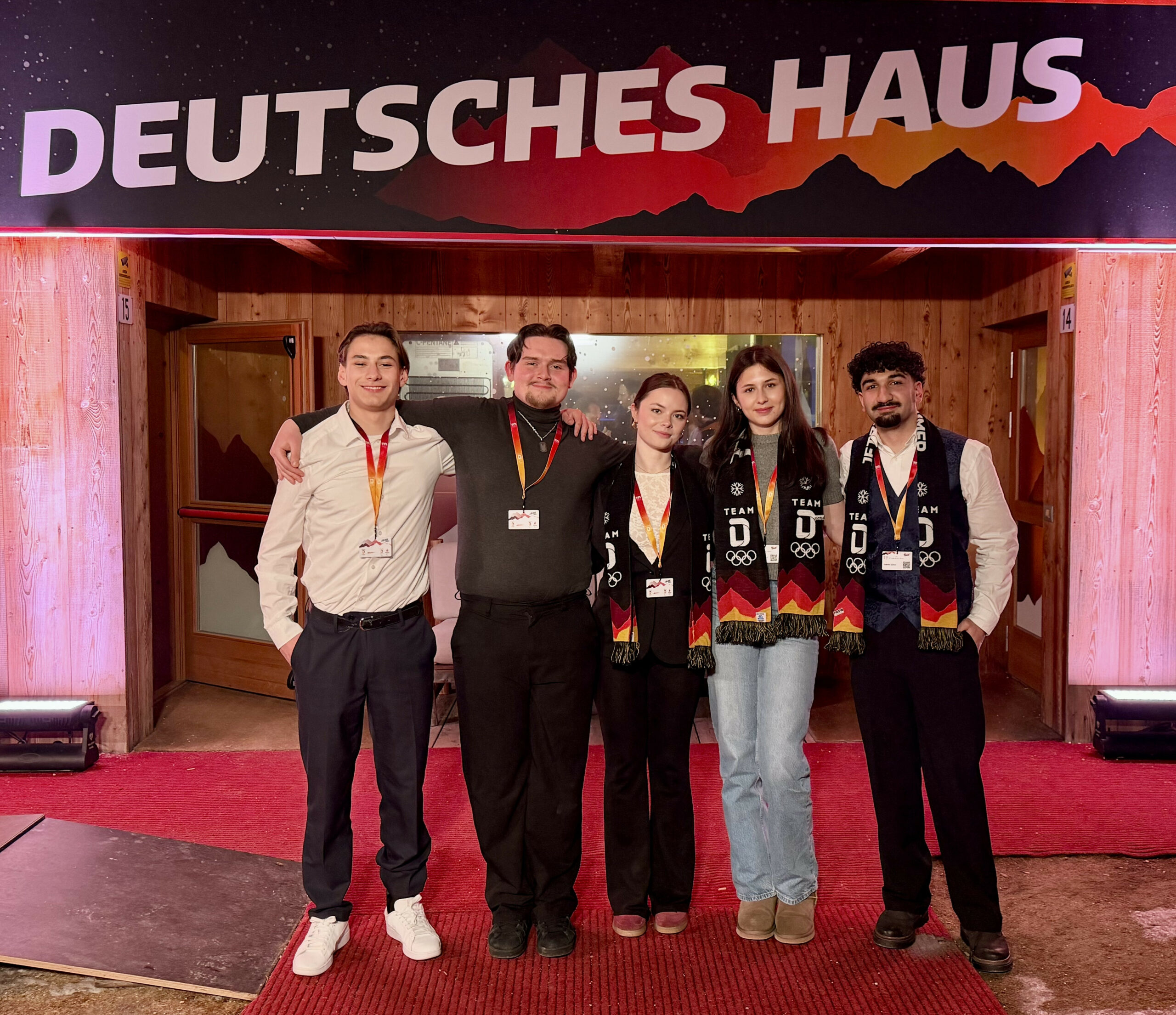 Nikita Wittmer, Kamil Adamowicz, Alica Böttjer, Nuria Boßmann-Otero und Gabriel Zaiton aus Delmenhorst konnten ihr KI-Tool für den Sportunterricht bei Olympia präsentieren.