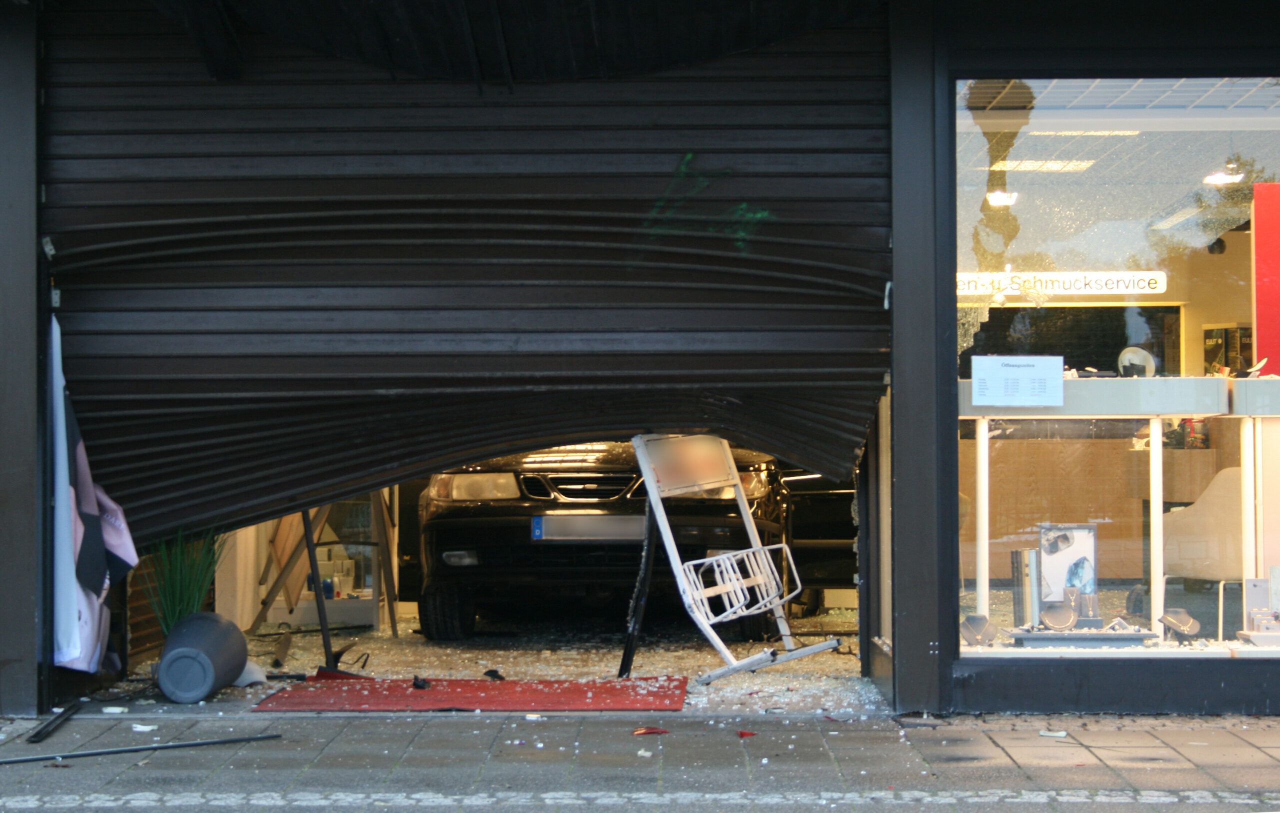 Drei Unbekannte sind mit einem Auto in ein Juweliergeschäft in Stuhr gefahren und haben dort mehrere Vitrinen ausgeräumt.