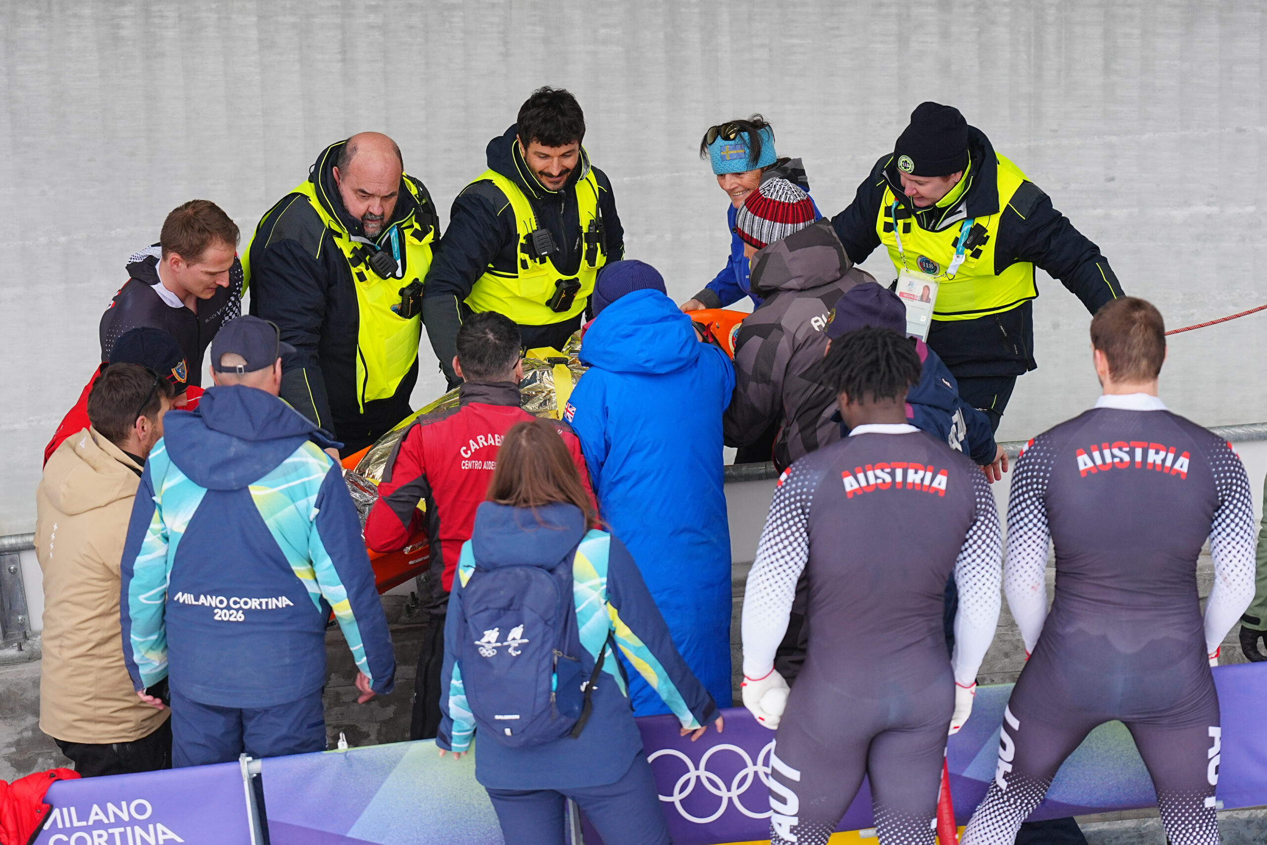 Jakob Mandlbauer wird nach seinem Unfall bei Olympia im Bob behandelt