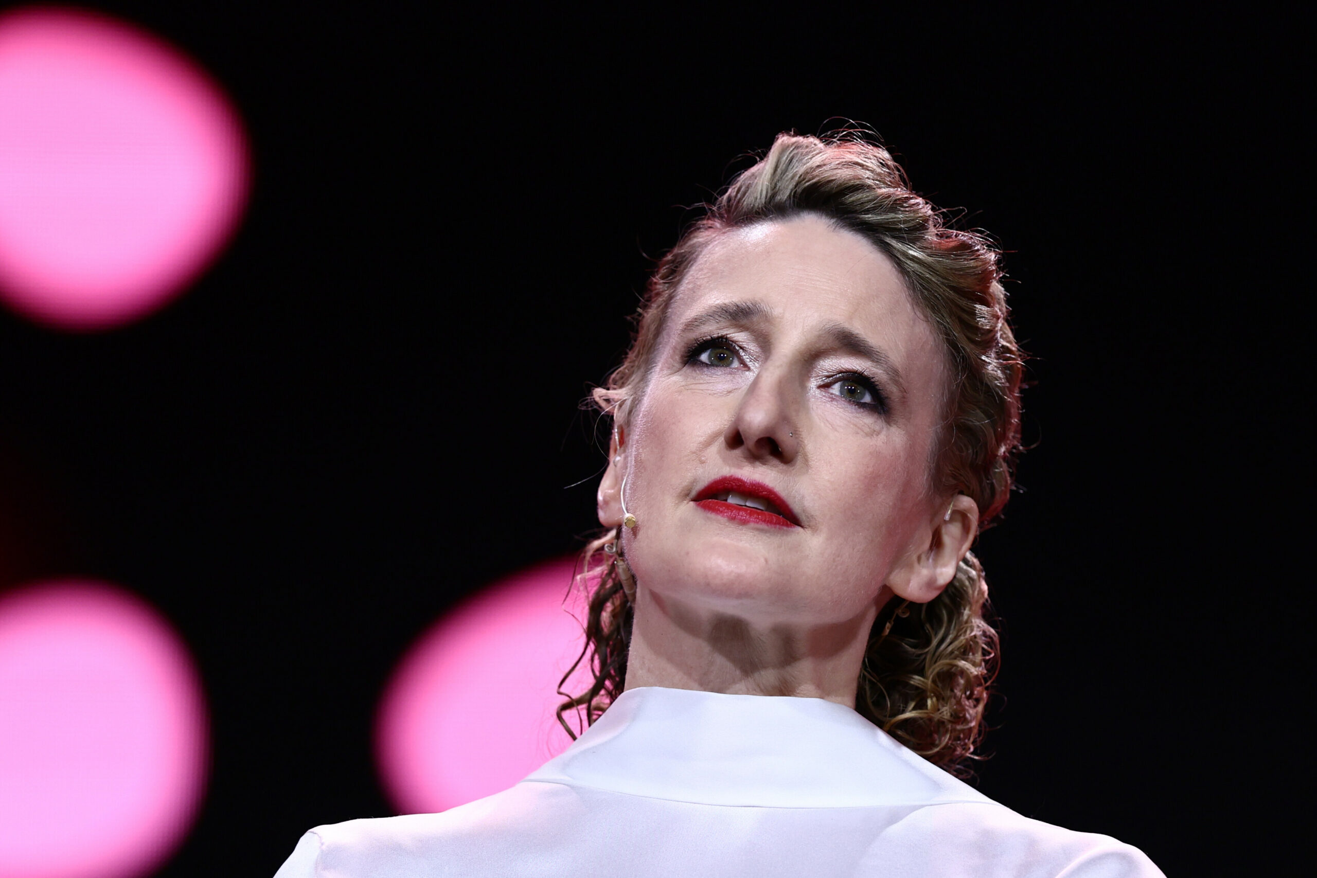 Festivalchefin Tricia Tuttle steht während der Preisverleihung bei der Abschlussgala im Berlinale Palast auf der Bühne.