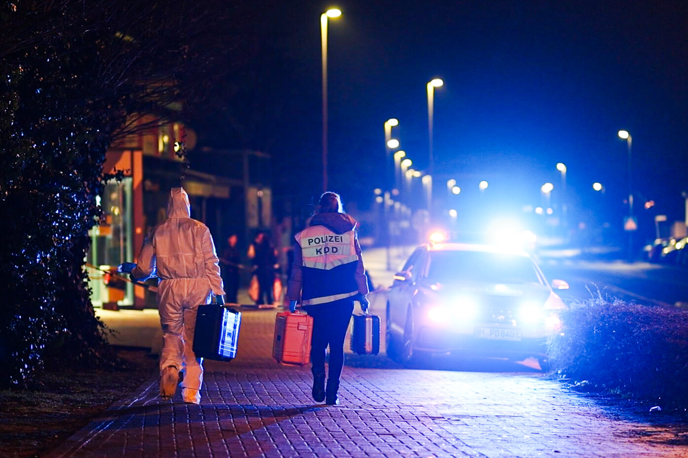 Zwei Mitarbeiterinnen der Spurensicherung der Polizei am Tatort der Messerattacke in Garbsen.