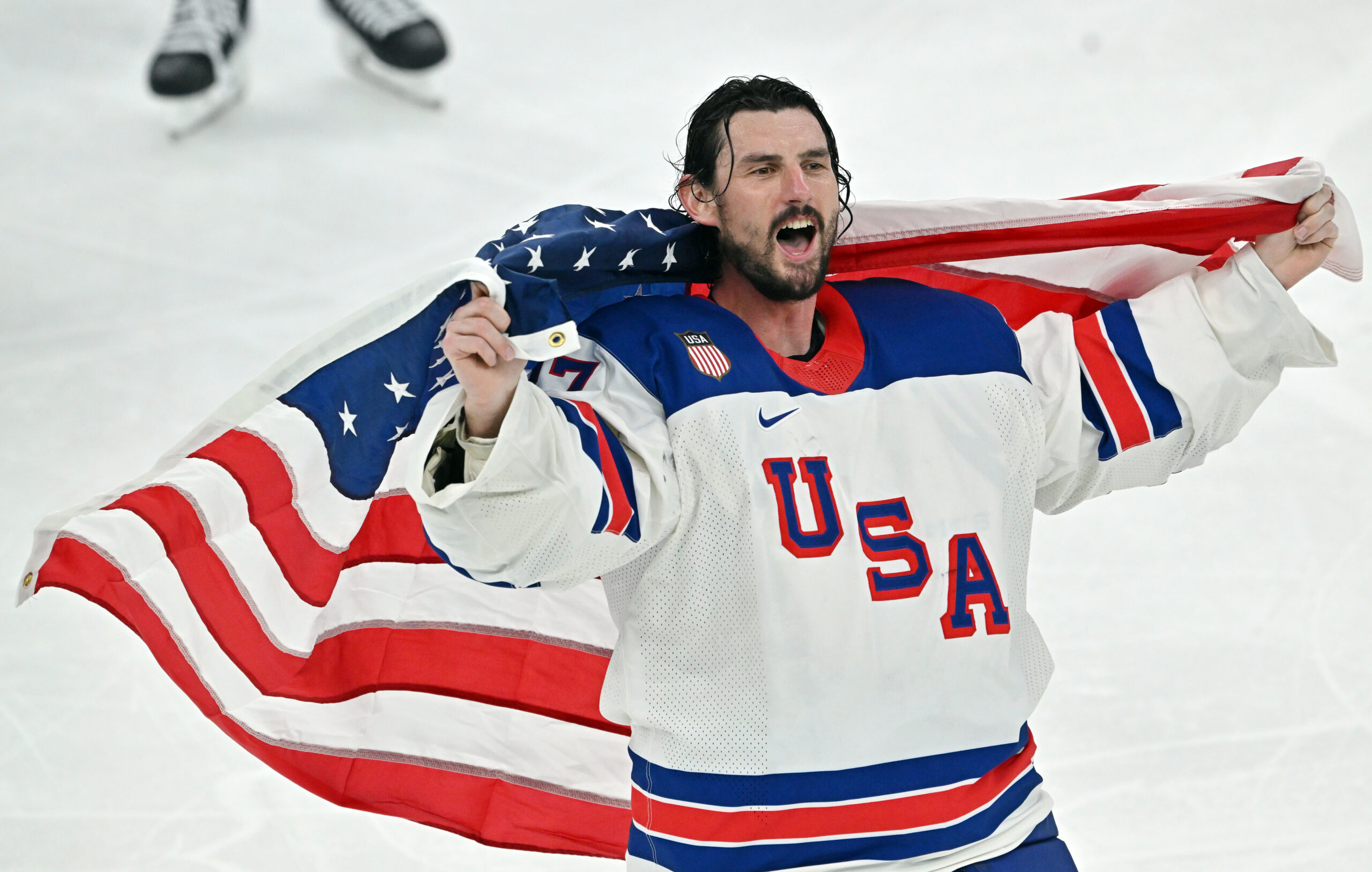 Connor Hellebuyck jubelt mit US-Flagge nach dem Eishockey-Finale bei Olympia