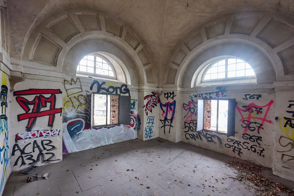 Ein Zimmer in einem verlassenen Gebäude. Graffiti ist an den Wänden. Hier wurde Amy Lopez 1994 tot gefunden.