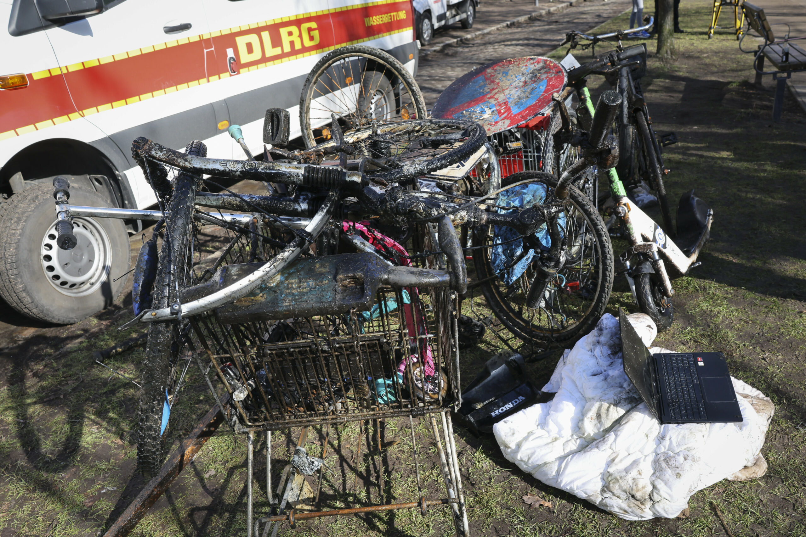 Müll-Tauchaktion im Isebekkanal