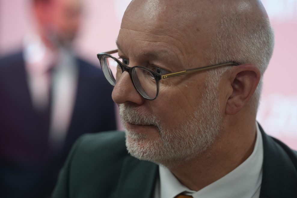 Mario Mannweiler, Koblenzer Staatsanwalt, bei der Pressekonferenz zur Festnahme im Mordfall Amy Lopez. Ein älterer Mann mit Brille. 