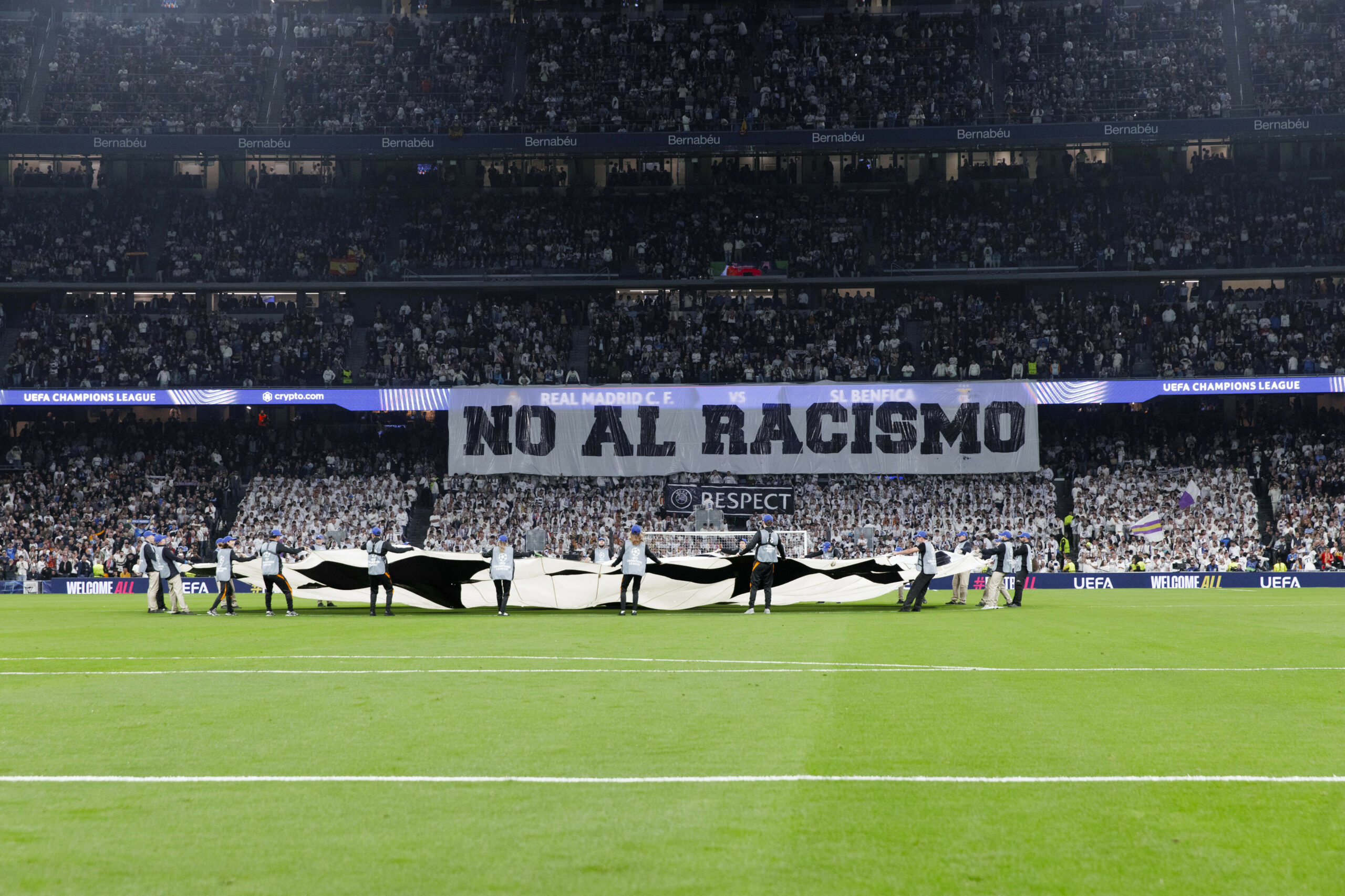 In der Fankurve von Real Madrid hängt ein Transparent mit der Aufschrift „No al racismo“