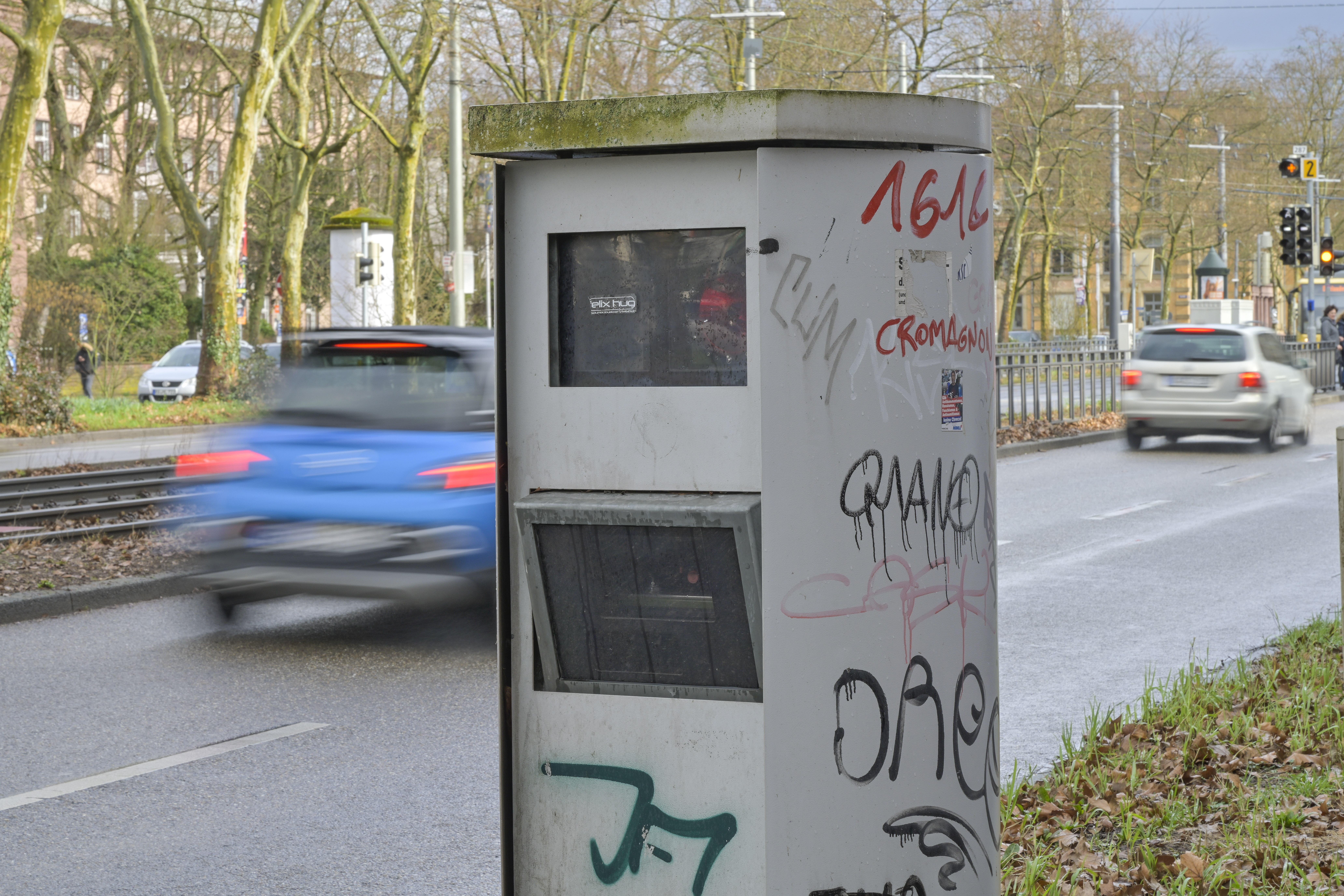 Eine Radarfalle steht an einer Straße. (Archivbild)