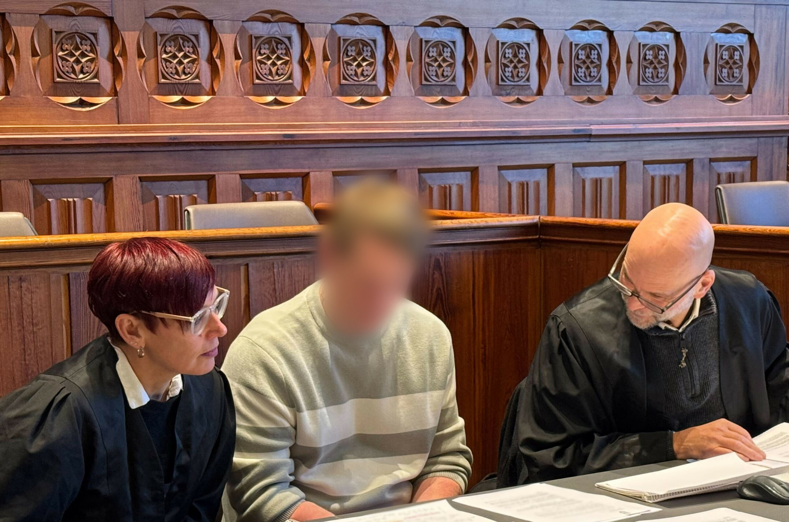 Der Angeklagte (M) im Prozess mit seinen Verteidigern Rebecca Schöpfer-Chatterton (l) und Klaus Husmann.