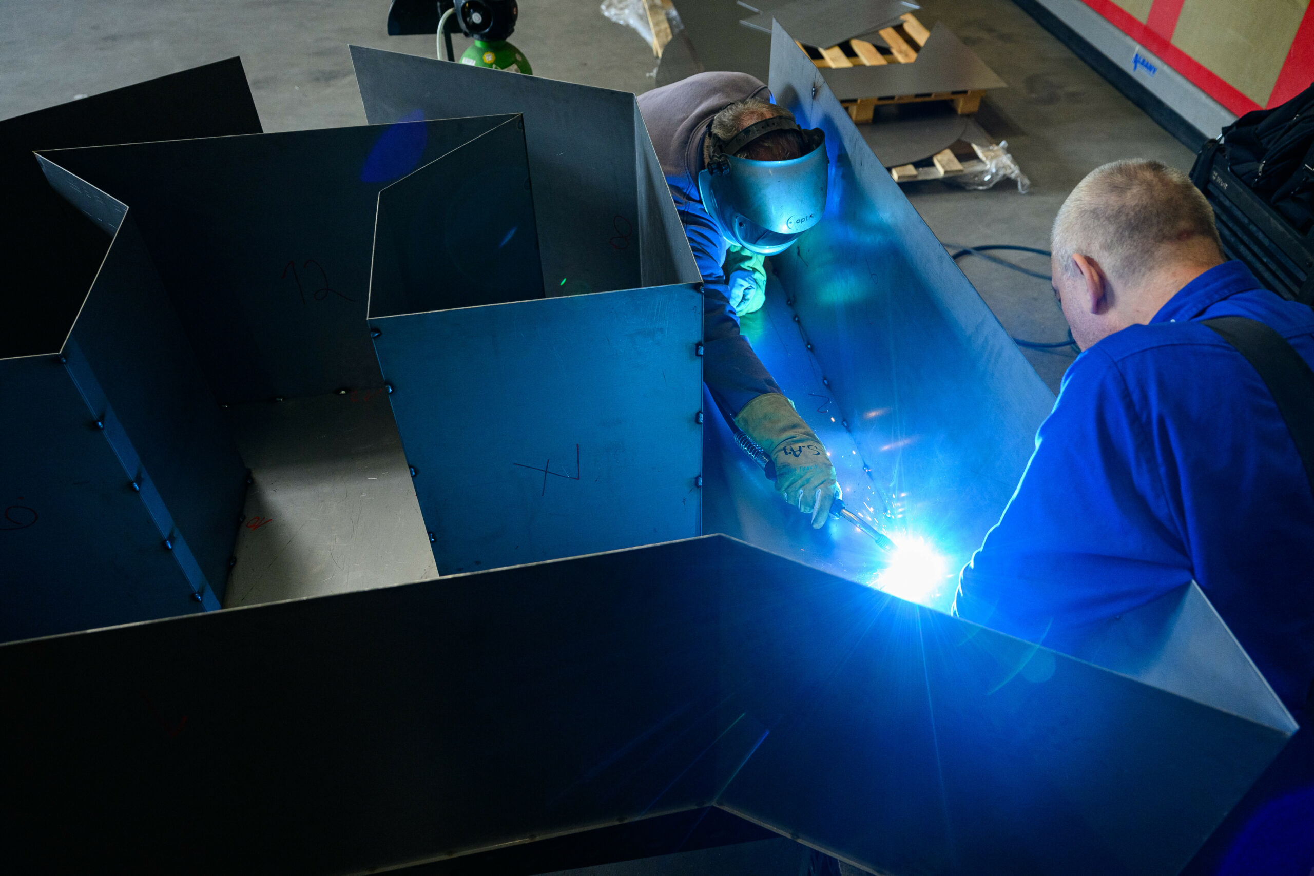 Die Maschinenbauer Malte und Jörg schweißen die Stahlteile der neuen Buchstaben für das Wacken-Logo zusammen.