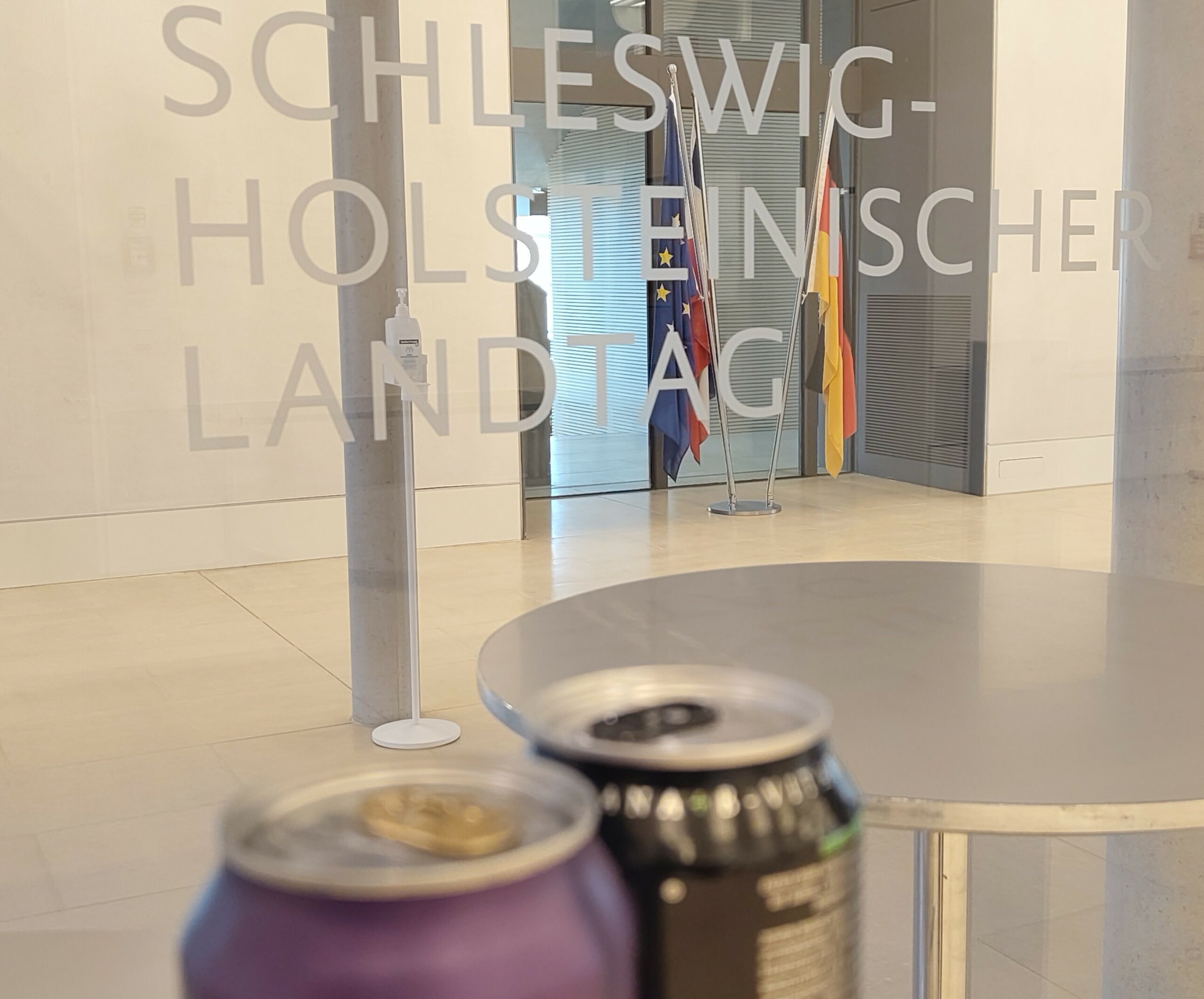 Zwei Getränkedosen stehen im Landtag vor dem Plenarsaal auf einem Tisch. Im Landtag wird über ein Verbot von Energydrinks für Jugendliche unter 16 Jahren debattiert.