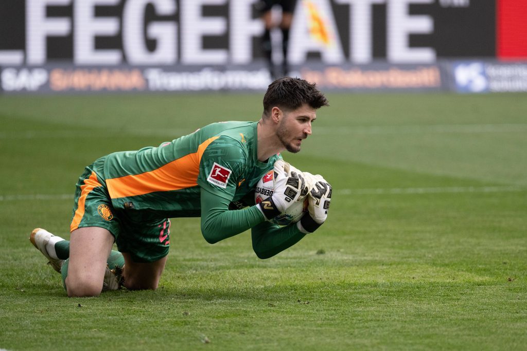 St. Pauli-Torhüter Nikola Vasilj pariert einen Schuss gegen Hoffenheim