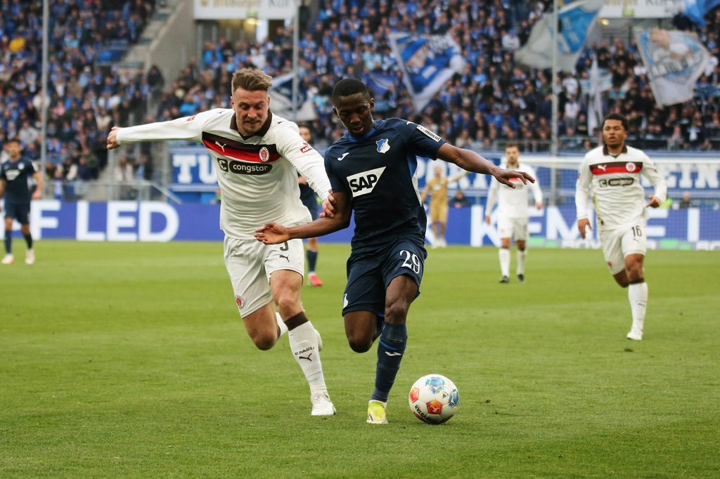 St. Pauli-Profi Hauke Wahl im Zweikampf mit Bazoumana Toure von Hoffenheim