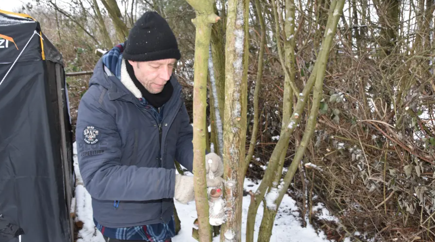Christian B. räumt seinen Zeltplatz im Wald: Auch ein kleiner Deko-Wichtel kommt mit.