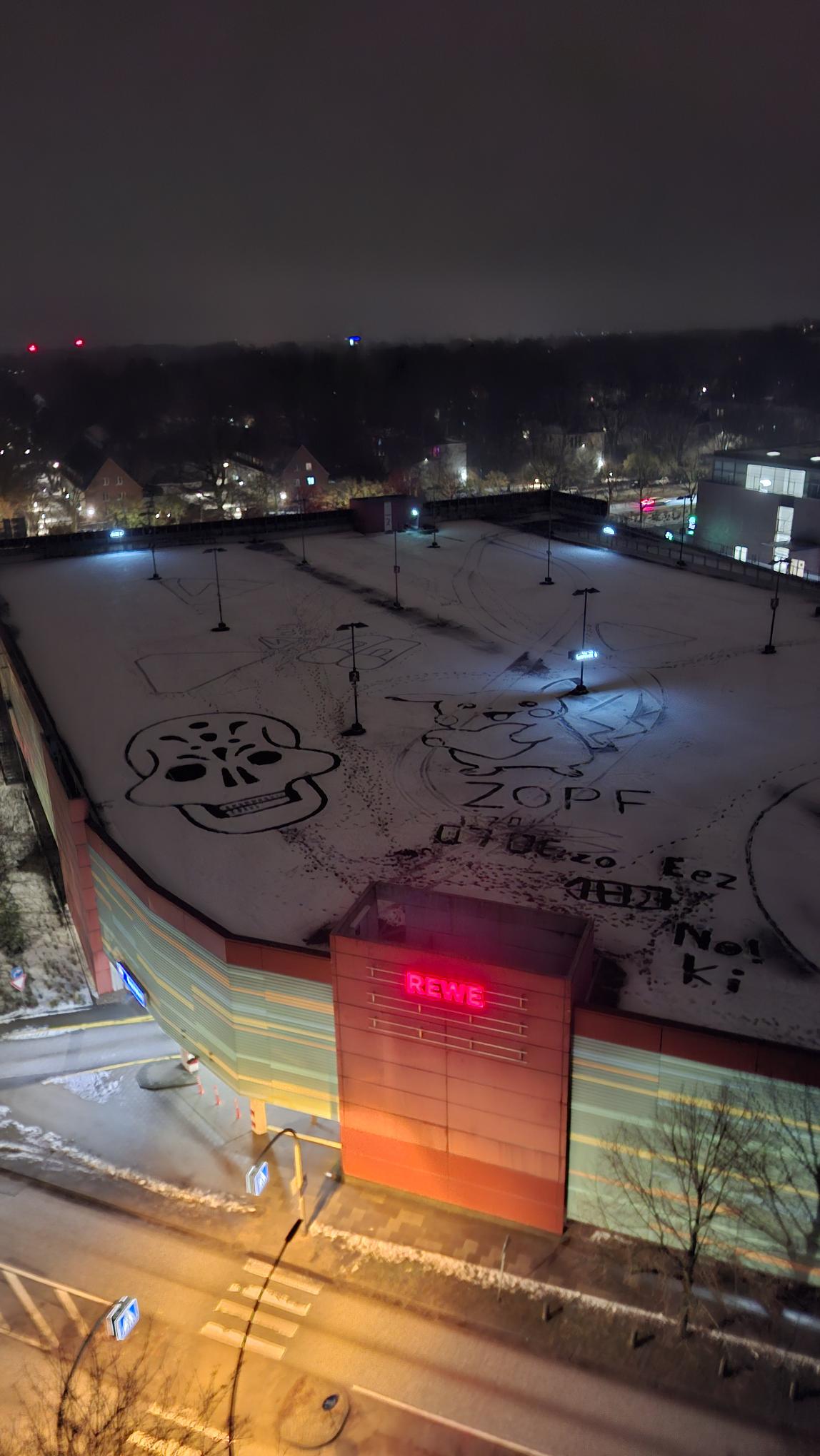 Pikachu, Totenkopf: Inzwischen schmilzt der Schnee rapide – und mit ihm die Kunstwerke.