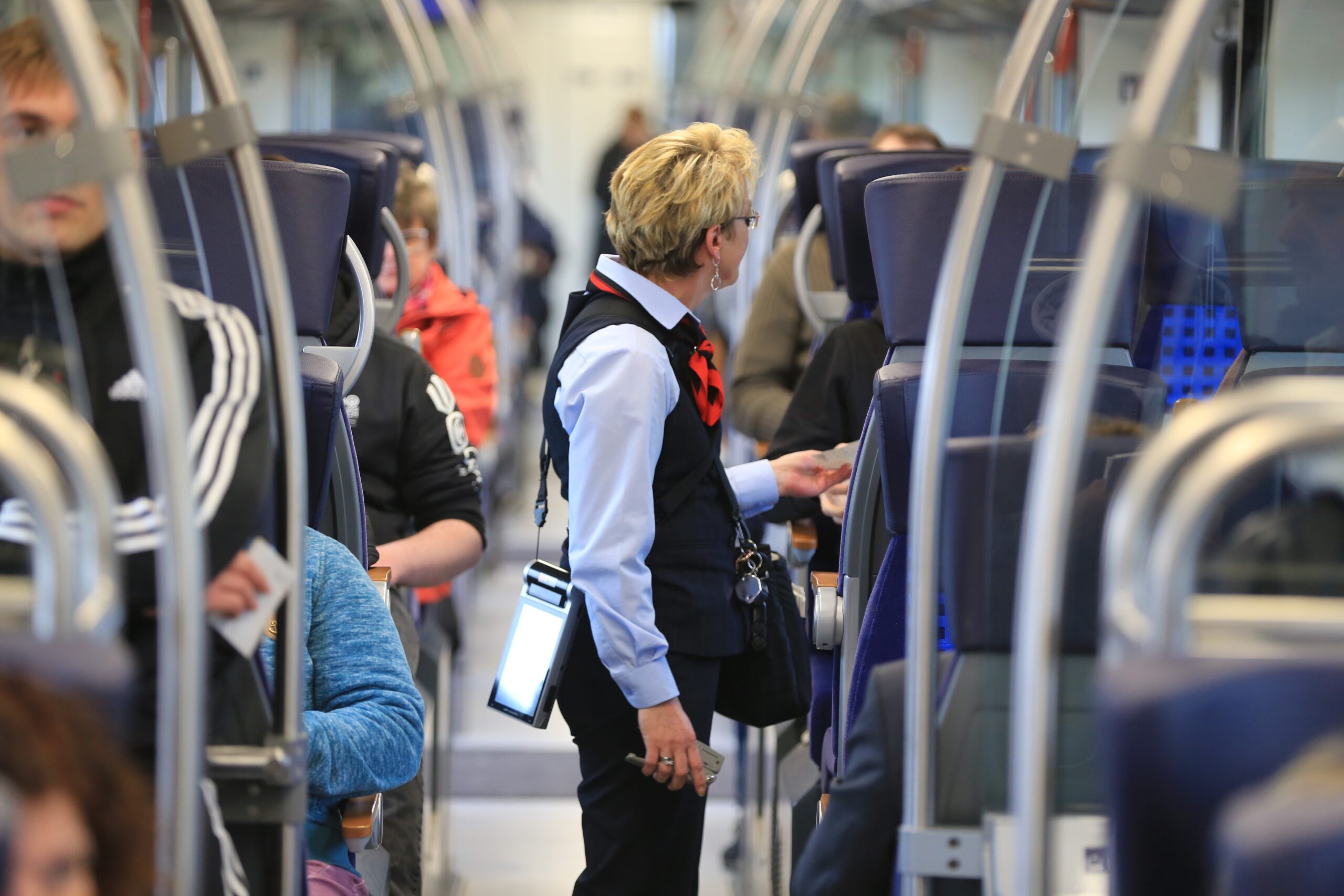 Zugbegleiterin in einem Regionalzug (Symbolbild).