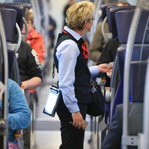 Zugbegleiterin in einem Regionalzug (Symbolbild).