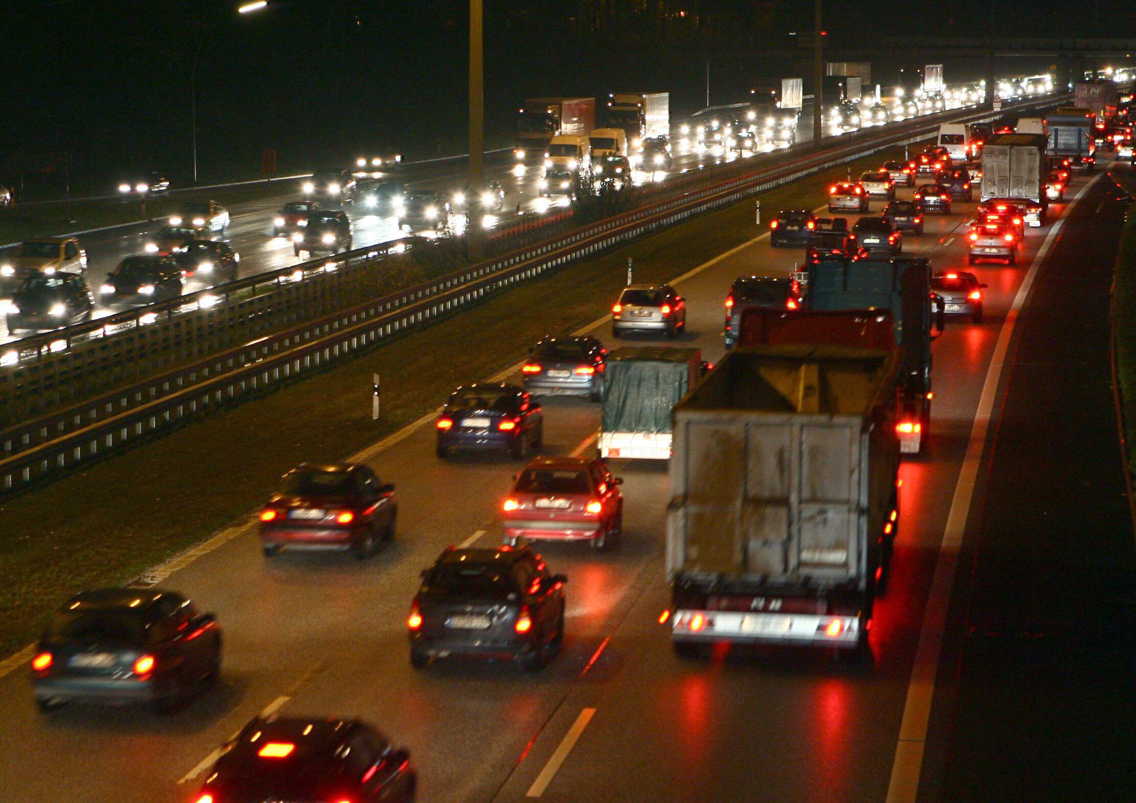 Dichter Verkehr auf der Autobahn A7 in Richtung Norden.