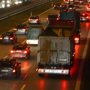 Dichter Verkehr auf der Autobahn A7 in Richtung Norden.