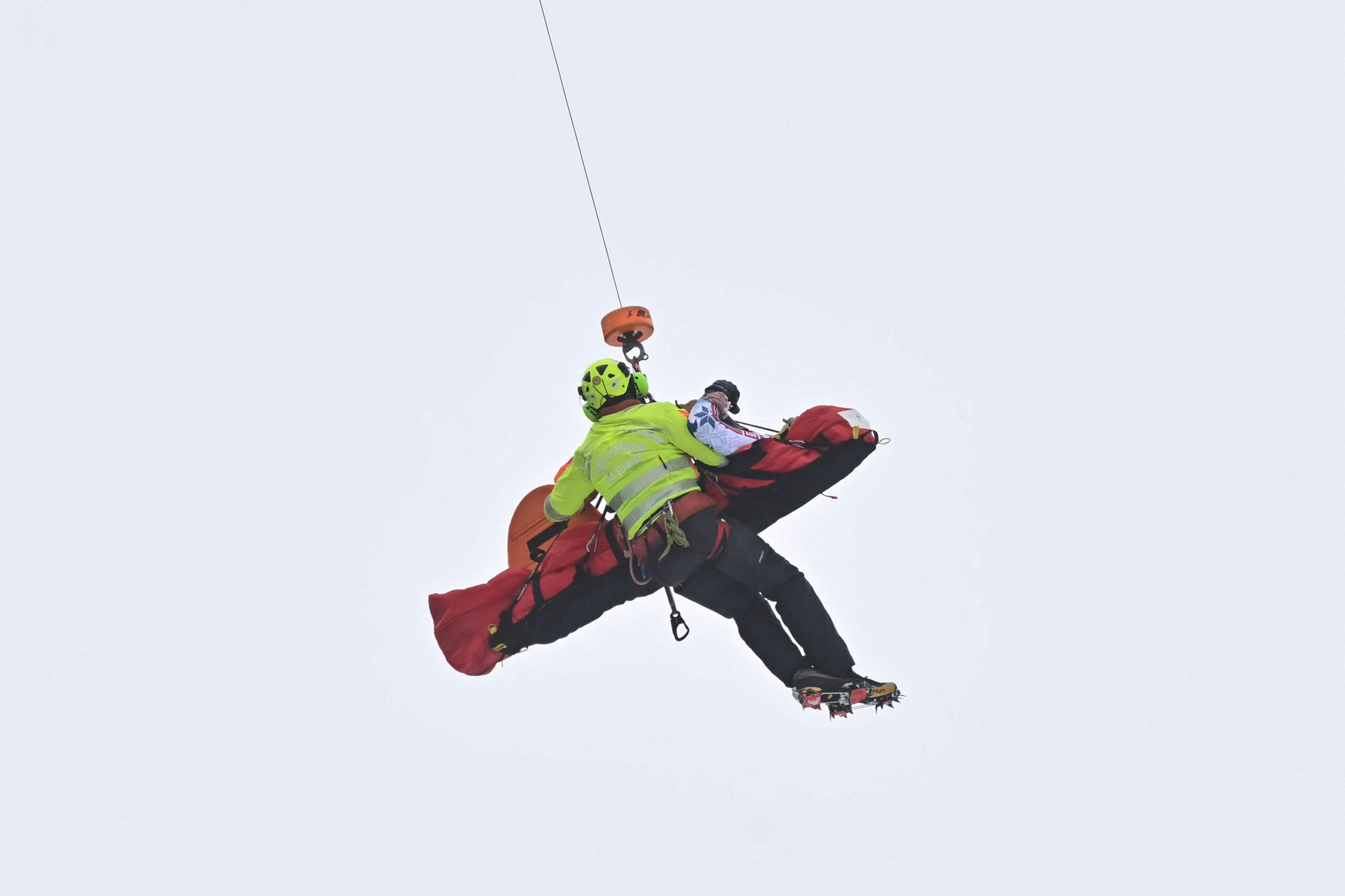 Fredrik Möller wird vom Helikopter von der Piste gebracht