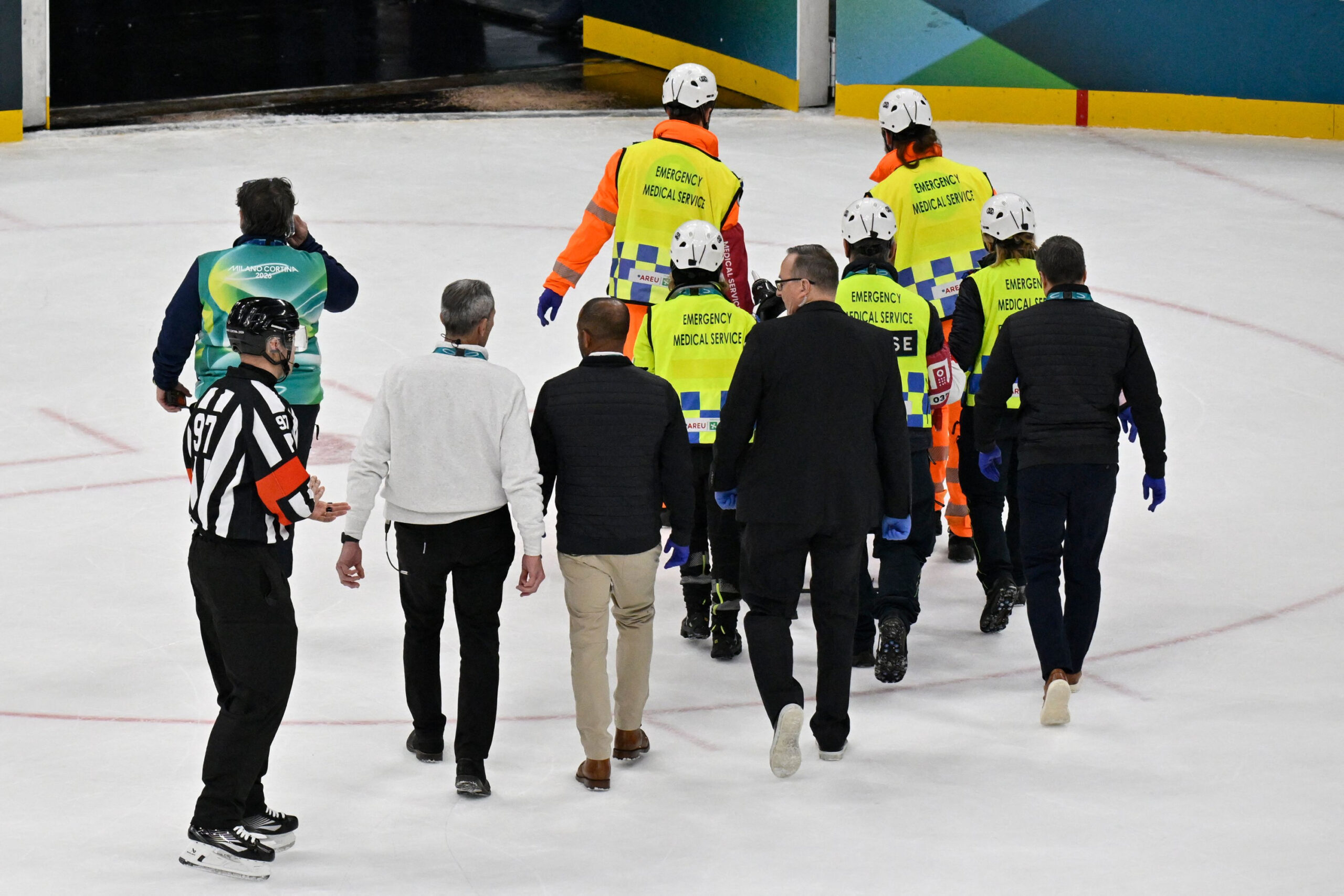 Kevin Fiala wird auf einer Trage vom Eis gebracht