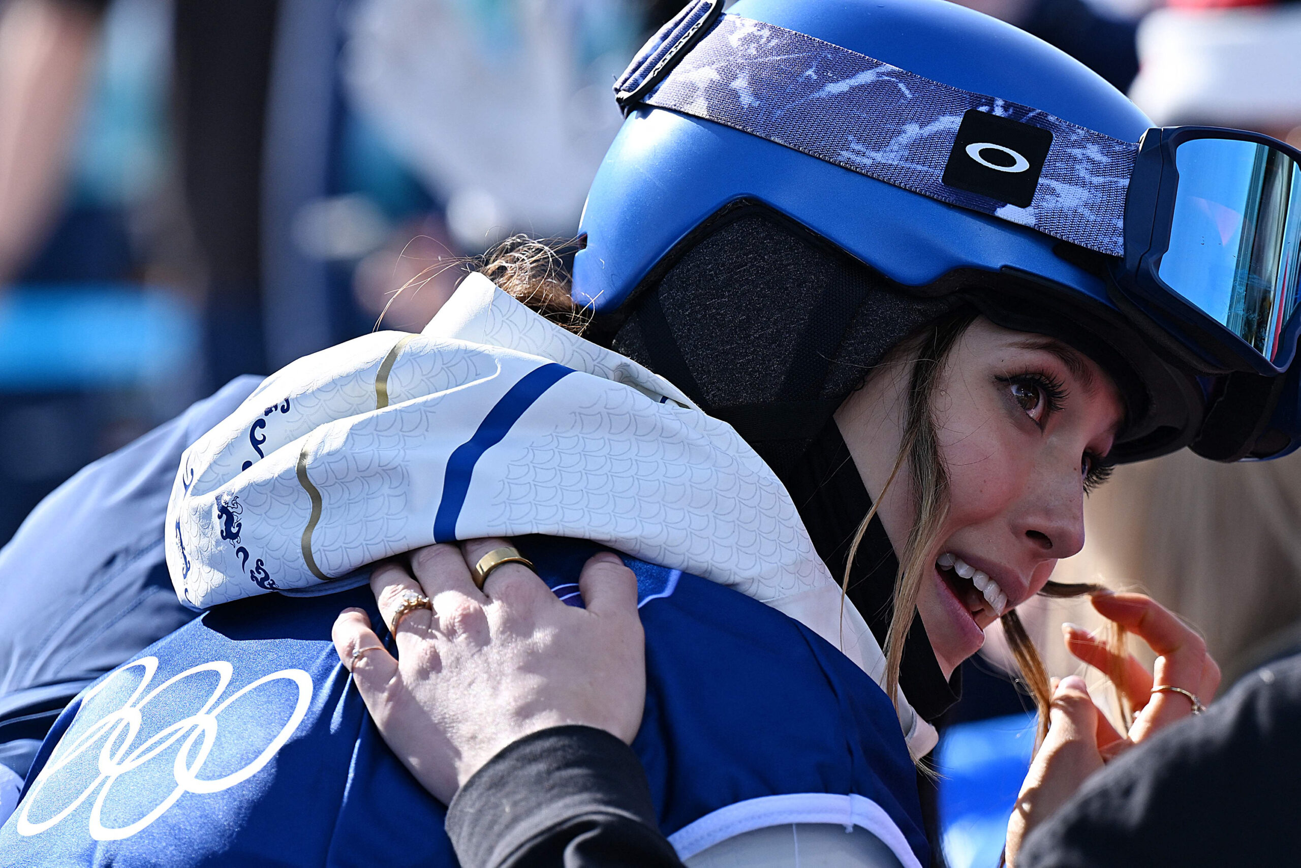 Eileen Gu bricht nach Gewinn ihrer Goldmedaille in Tränen aus.