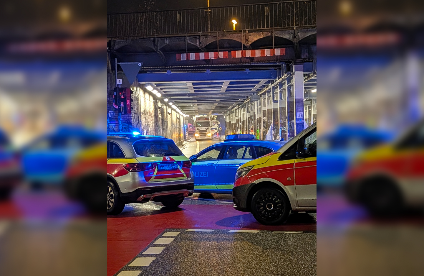 Der Lkw war zu hoch für den Tunnel – der Fahrer merkte das aber zu spät.