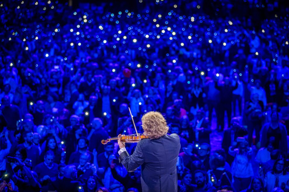 André Rieu spielt während eines Konzerts Geige.