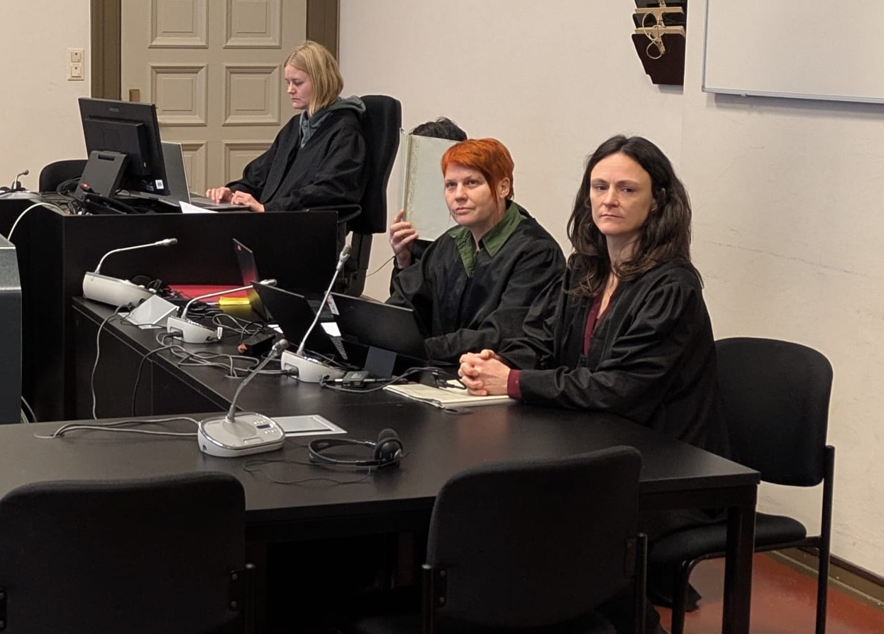 Der Angeklagte Yusuf M. (2. v. r.) neben seinen Anwältinnen.